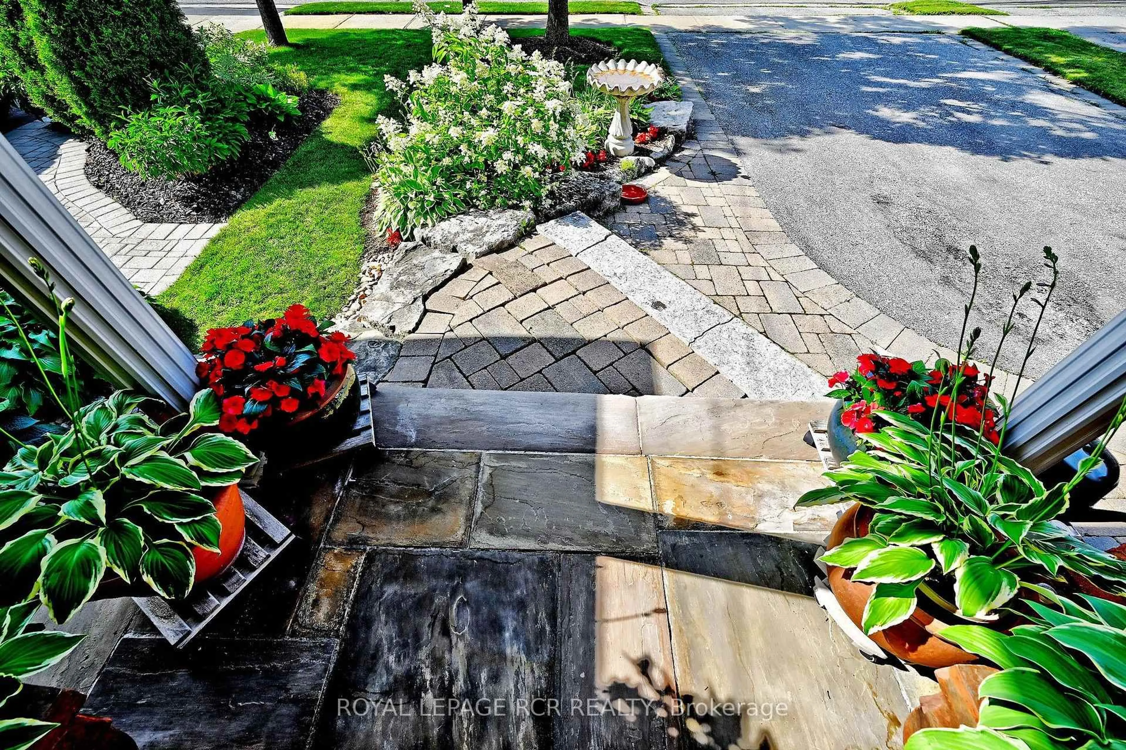 Patio, street for 81 Woodbury Cres, Newmarket Ontario L3X 2T2