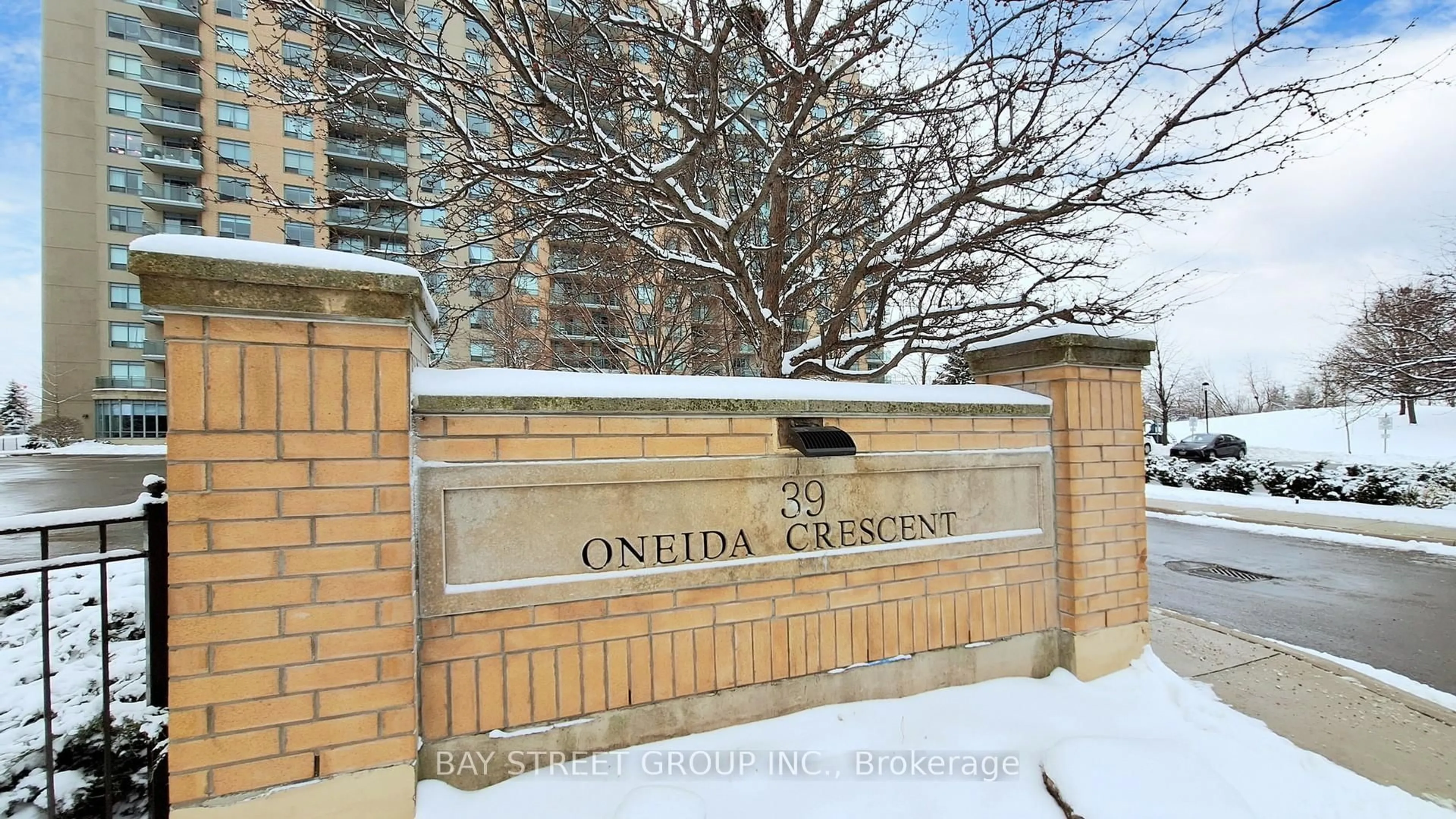 Indoor foyer for 39 Oneida Cres #LPH19, Richmond Hill Ontario L4B 4T9