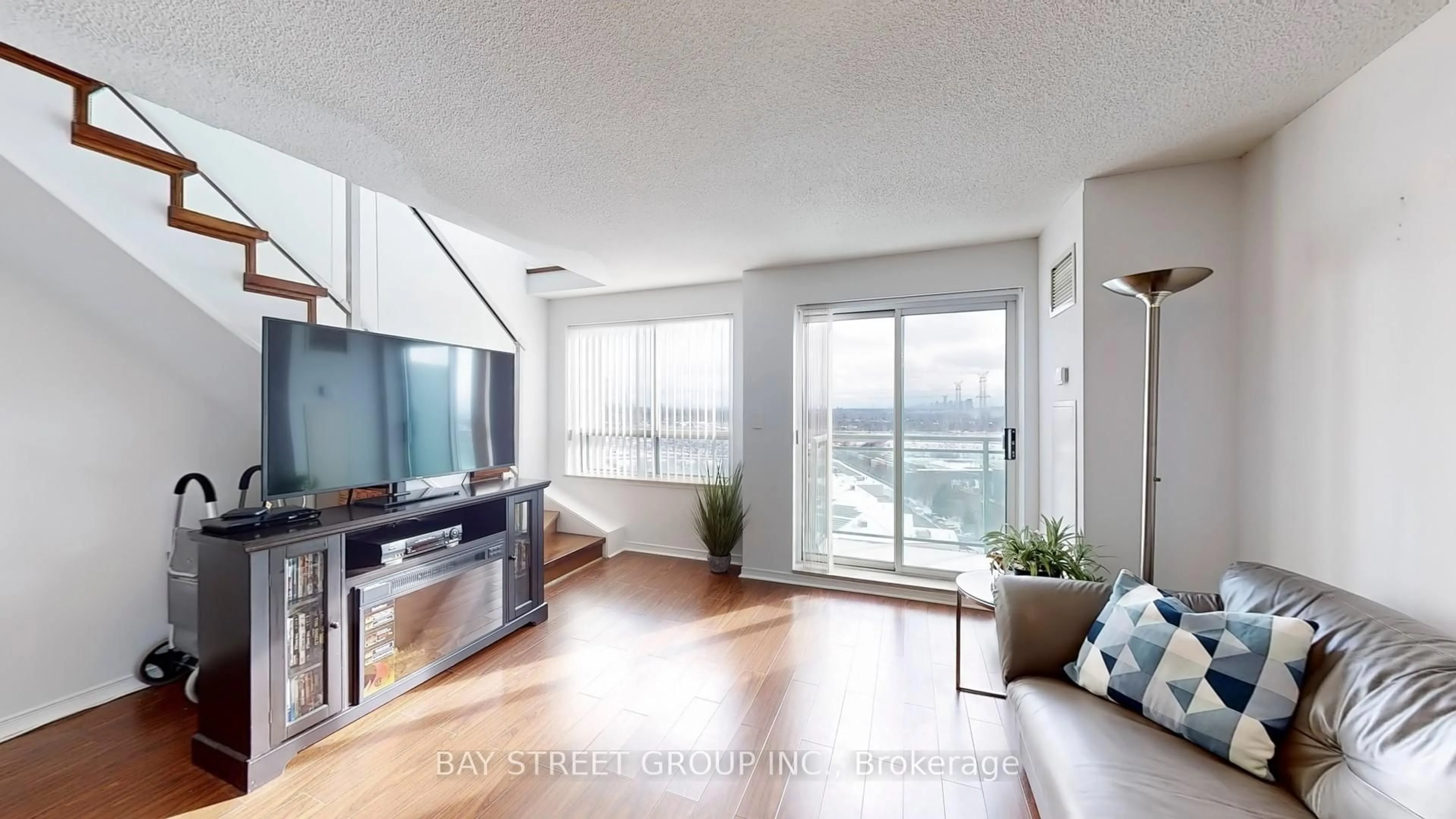 Living room with furniture, unknown for 39 Oneida Cres #LPH19, Richmond Hill Ontario L4B 4T9
