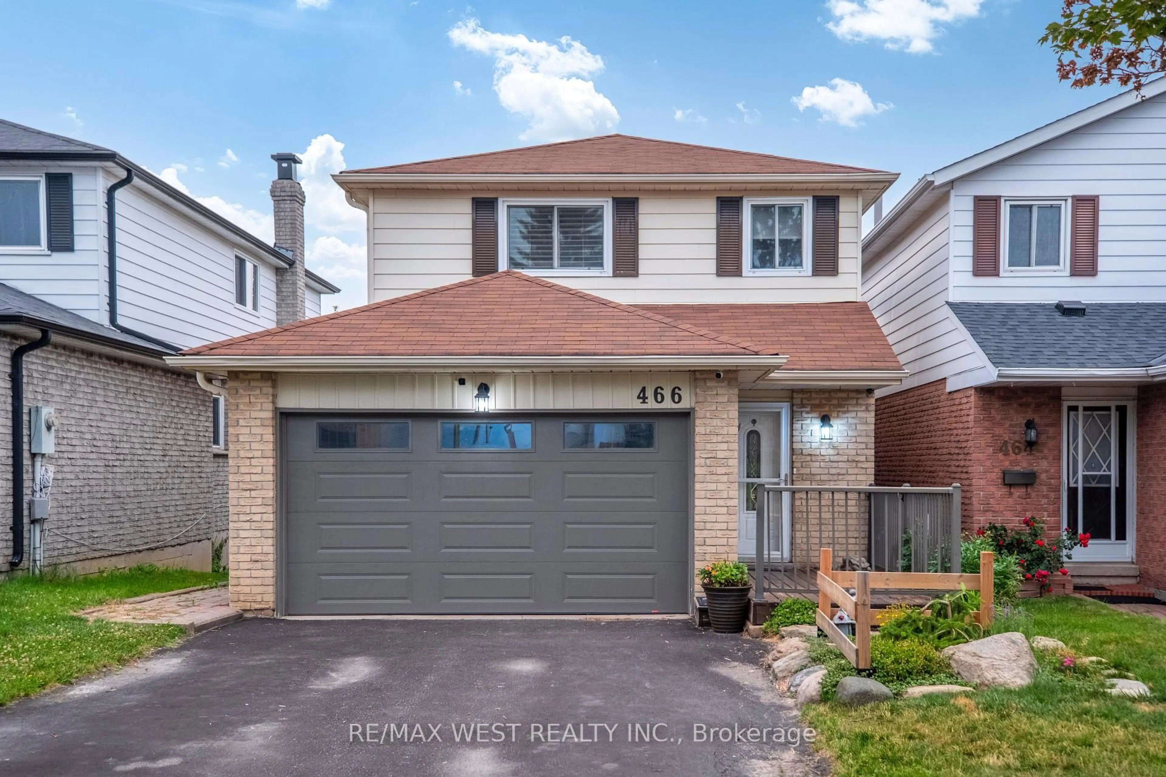 Home with vinyl exterior material, street for 466 Britannia Ave, Bradford West Gwillimbury Ontario L3Z 1A7
