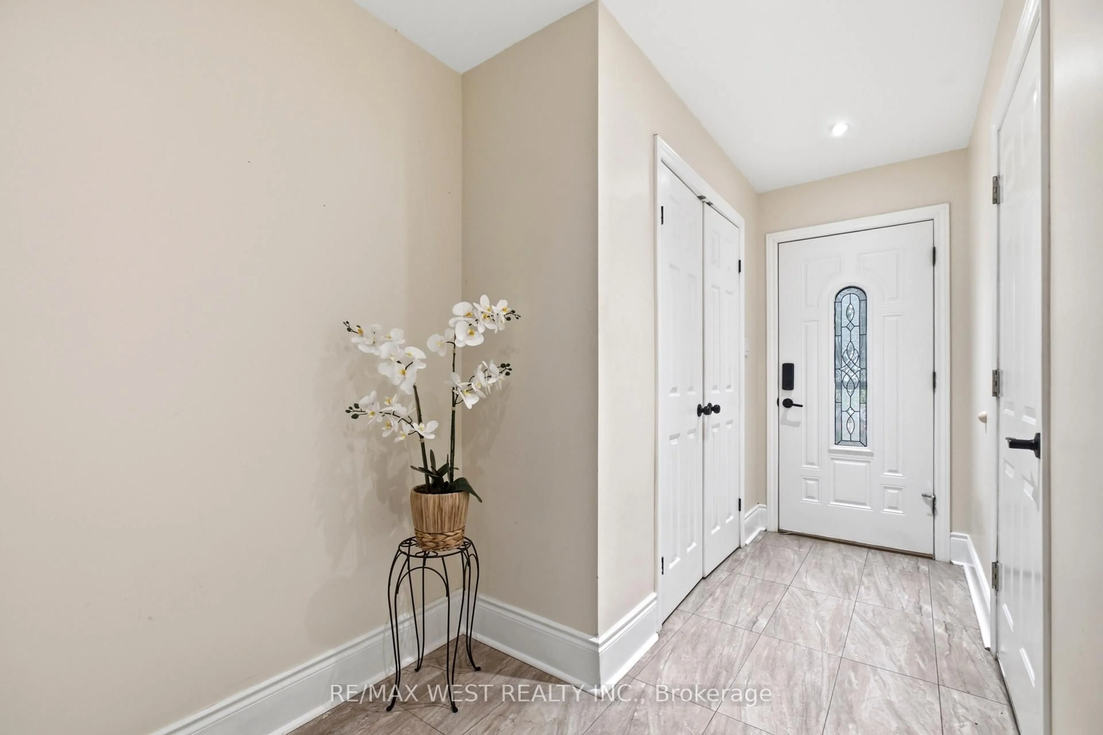 Indoor entryway for 466 Britannia Ave, Bradford West Gwillimbury Ontario L3Z 1A7