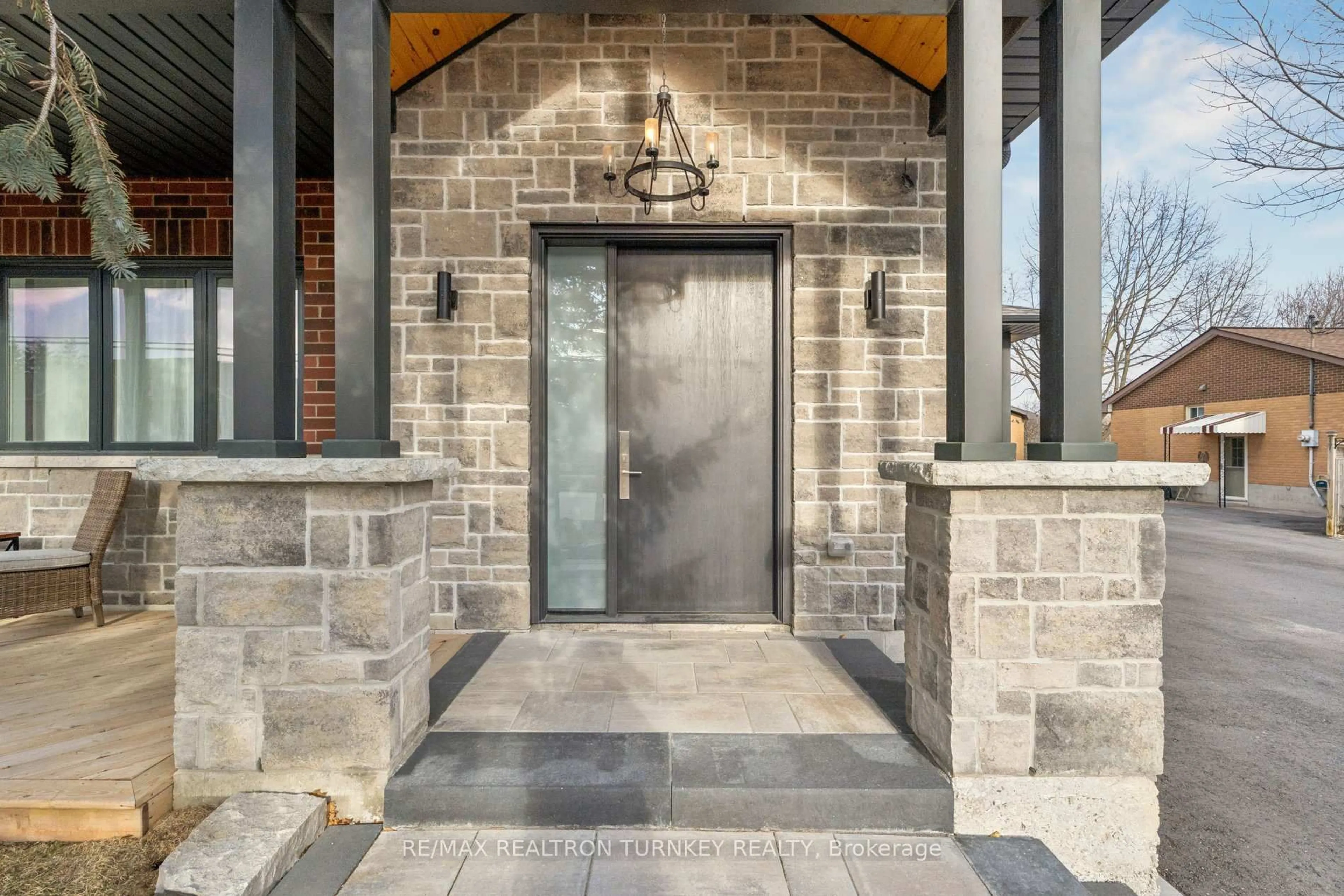 Indoor entryway for 271 Main St, Uxbridge Ontario L9P 1R9