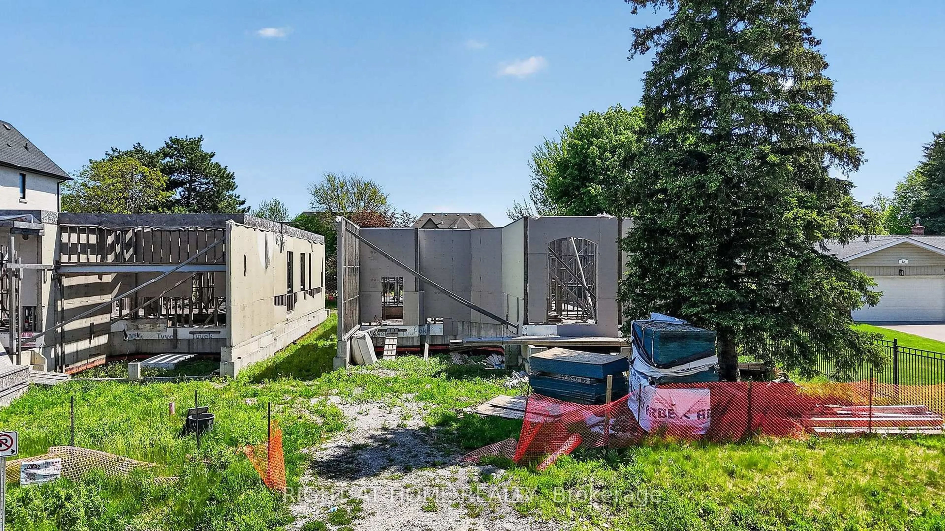 Patio, building for 21 Long Hill Dr, Richmond Hill Ontario L4E 3M5