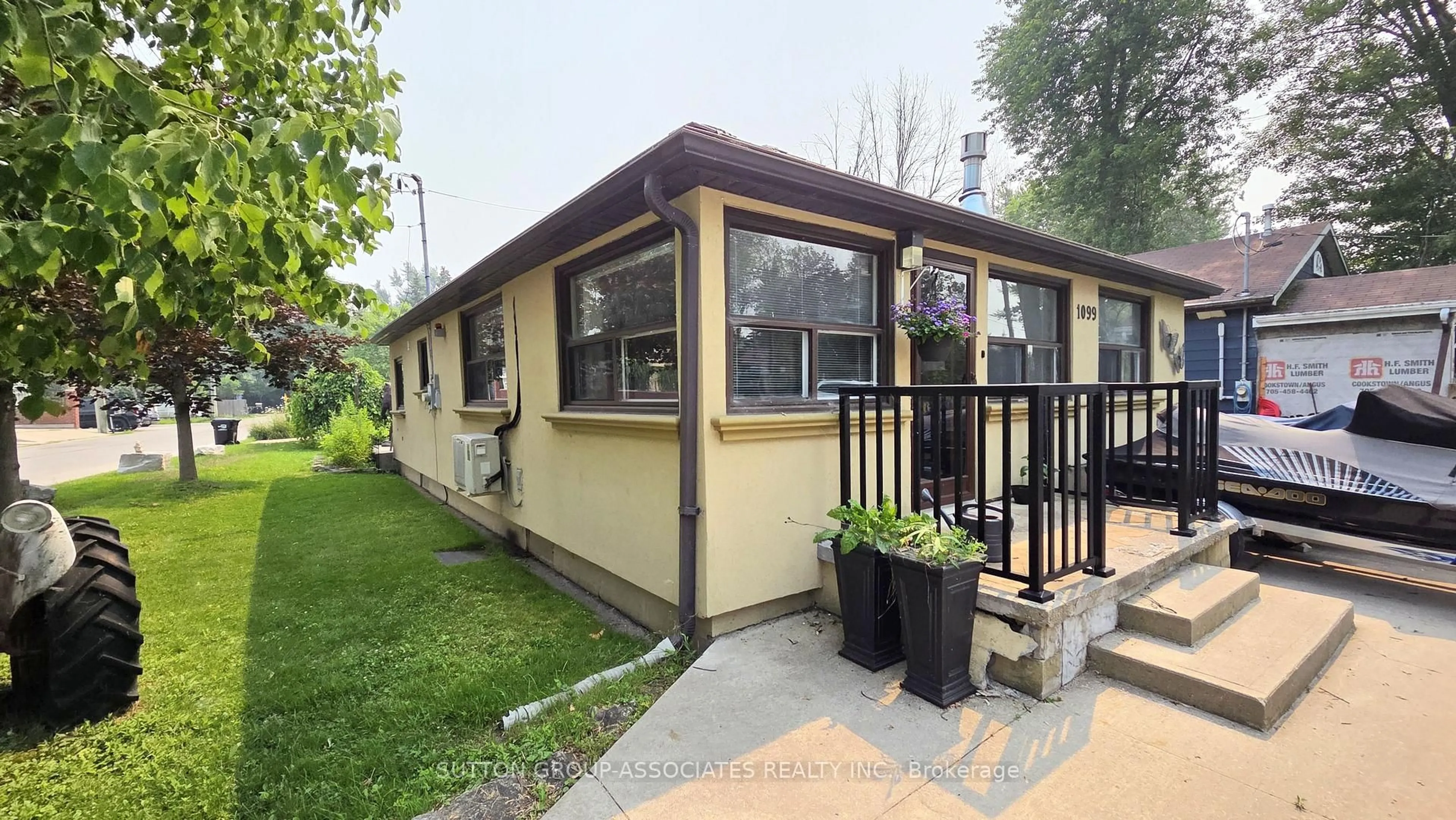 Patio, street for 1099 Poplar Dr, Innisfil Ontario L0L 1R0