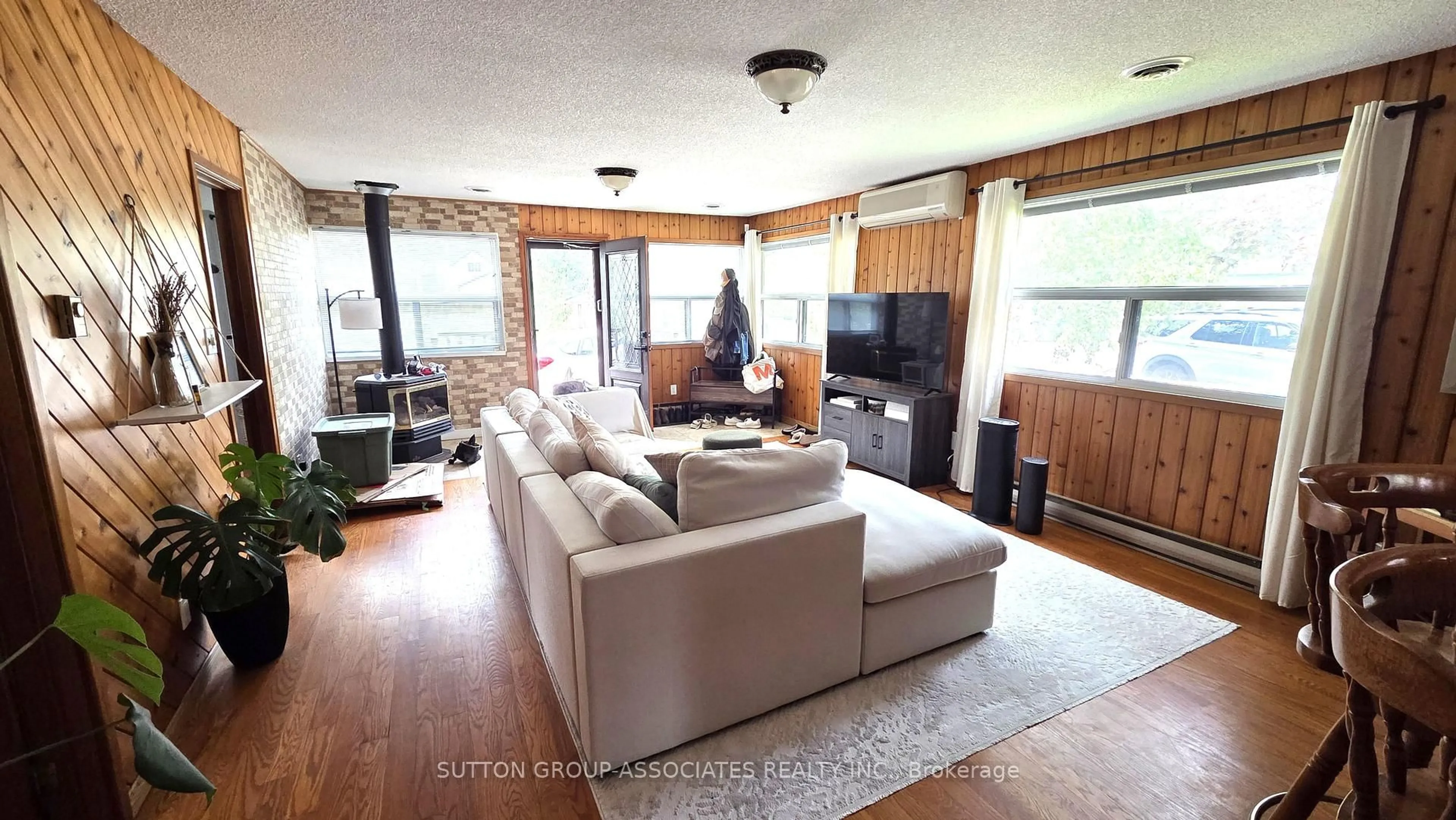 Living room with furniture, wood/laminate floor for 1099 Poplar Dr, Innisfil Ontario L0L 1R0