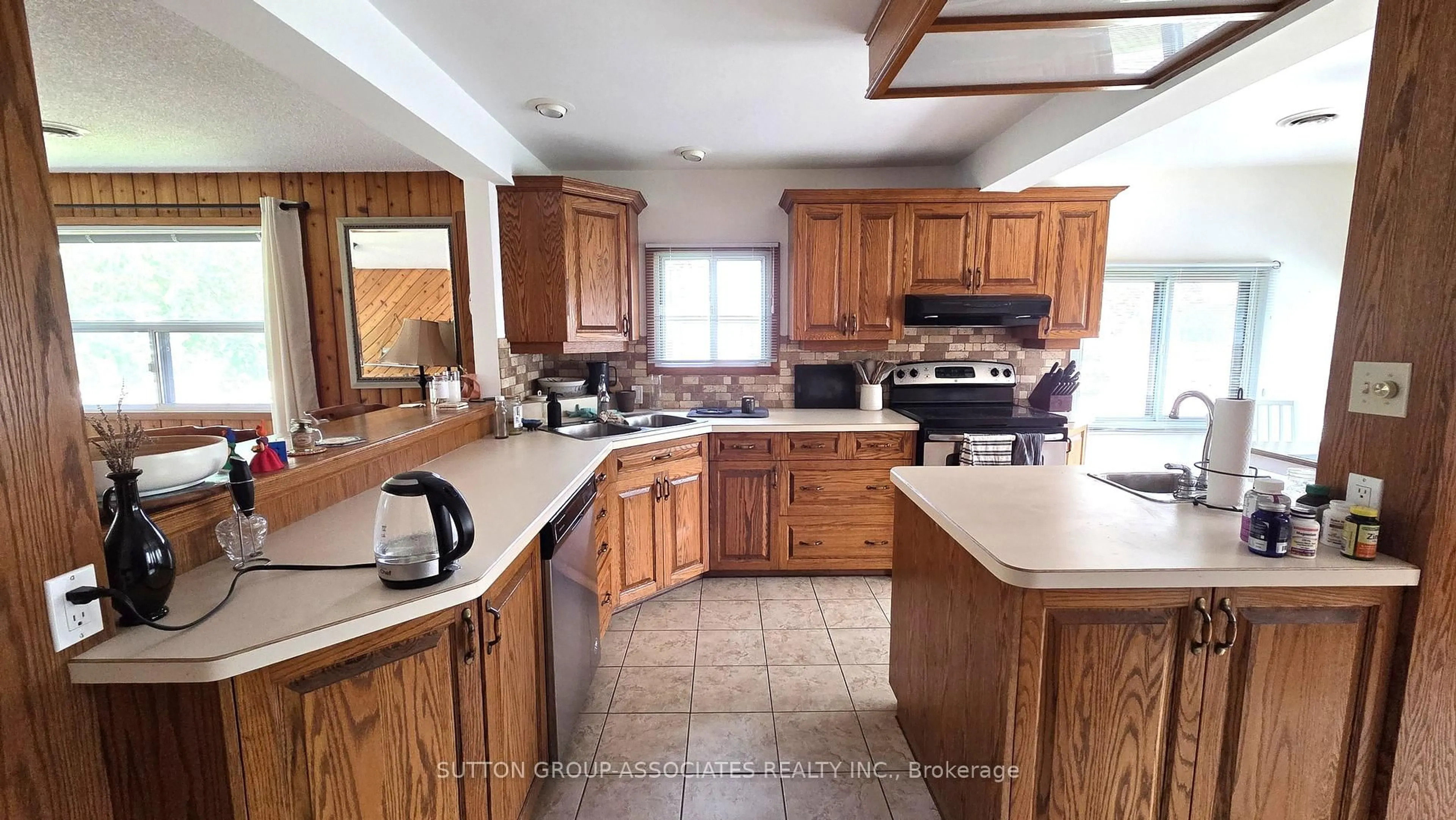 Open concept kitchen, ceramic/tile floor for 1099 Poplar Dr, Innisfil Ontario L0L 1R0