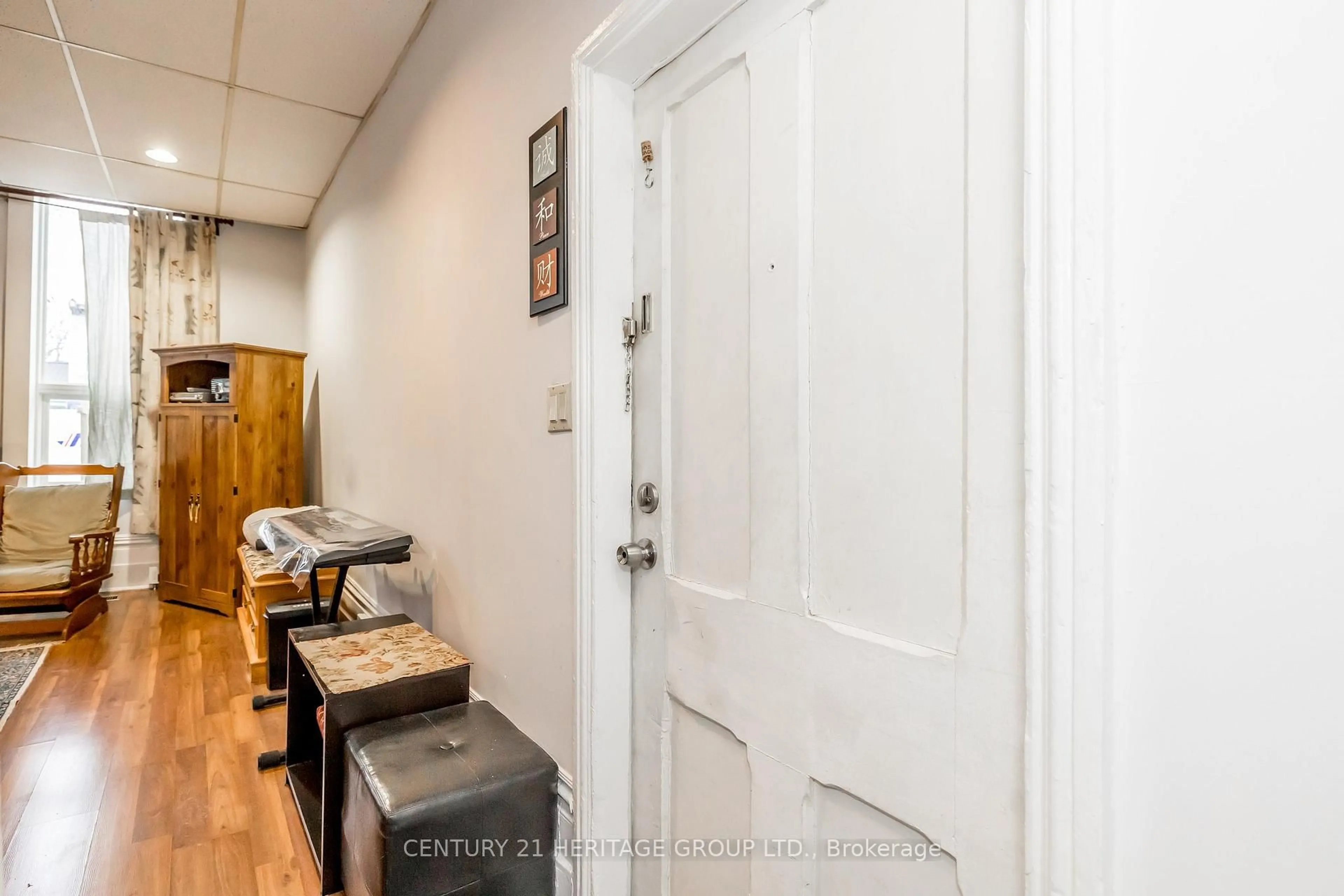 Indoor entryway for 28 Queen St, New Tecumseth Ontario L0G 1W0