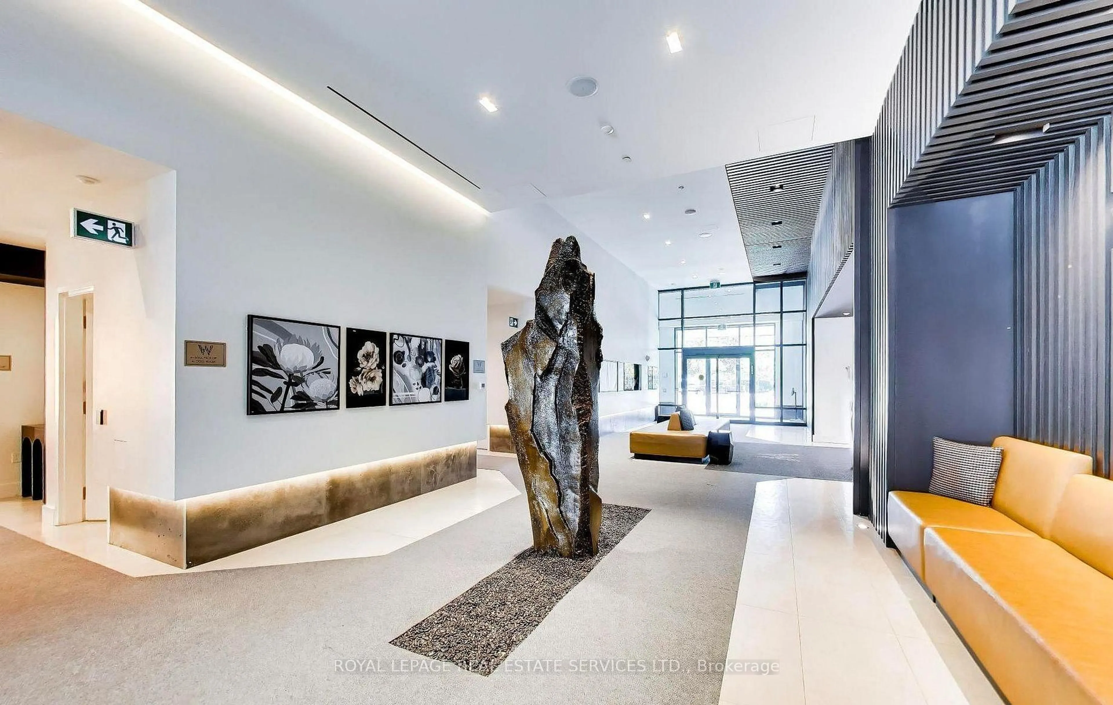 Indoor foyer for 8868 Yonge St #1107E, Richmond Hill Ontario L4C 1Z8