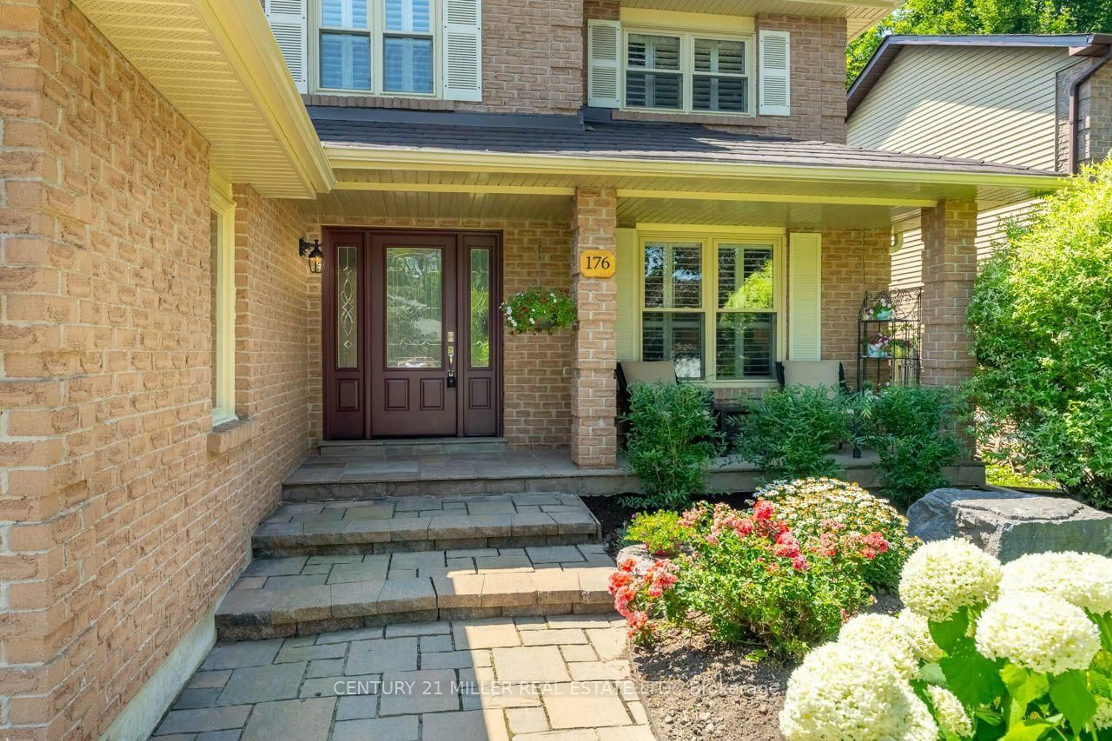 Home with brick exterior material, street for 176 Willow Lane, Newmarket Ontario L3Y 6R8