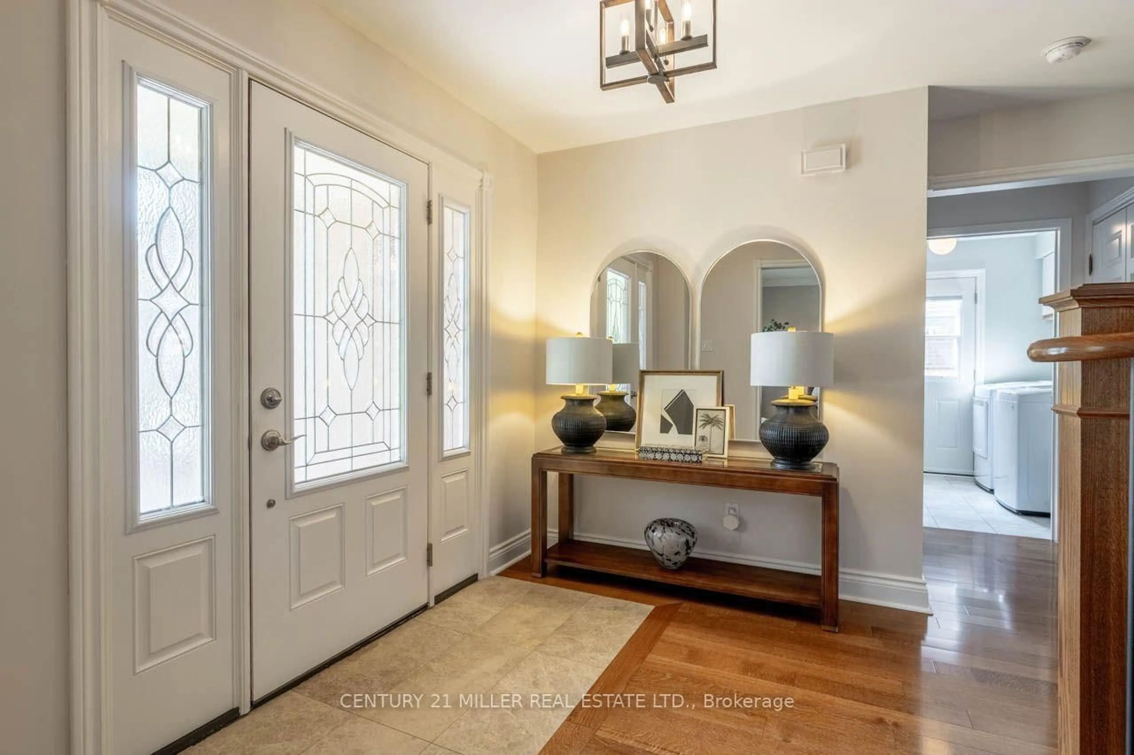 Indoor entryway for 176 Willow Lane, Newmarket Ontario L3Y 6R8
