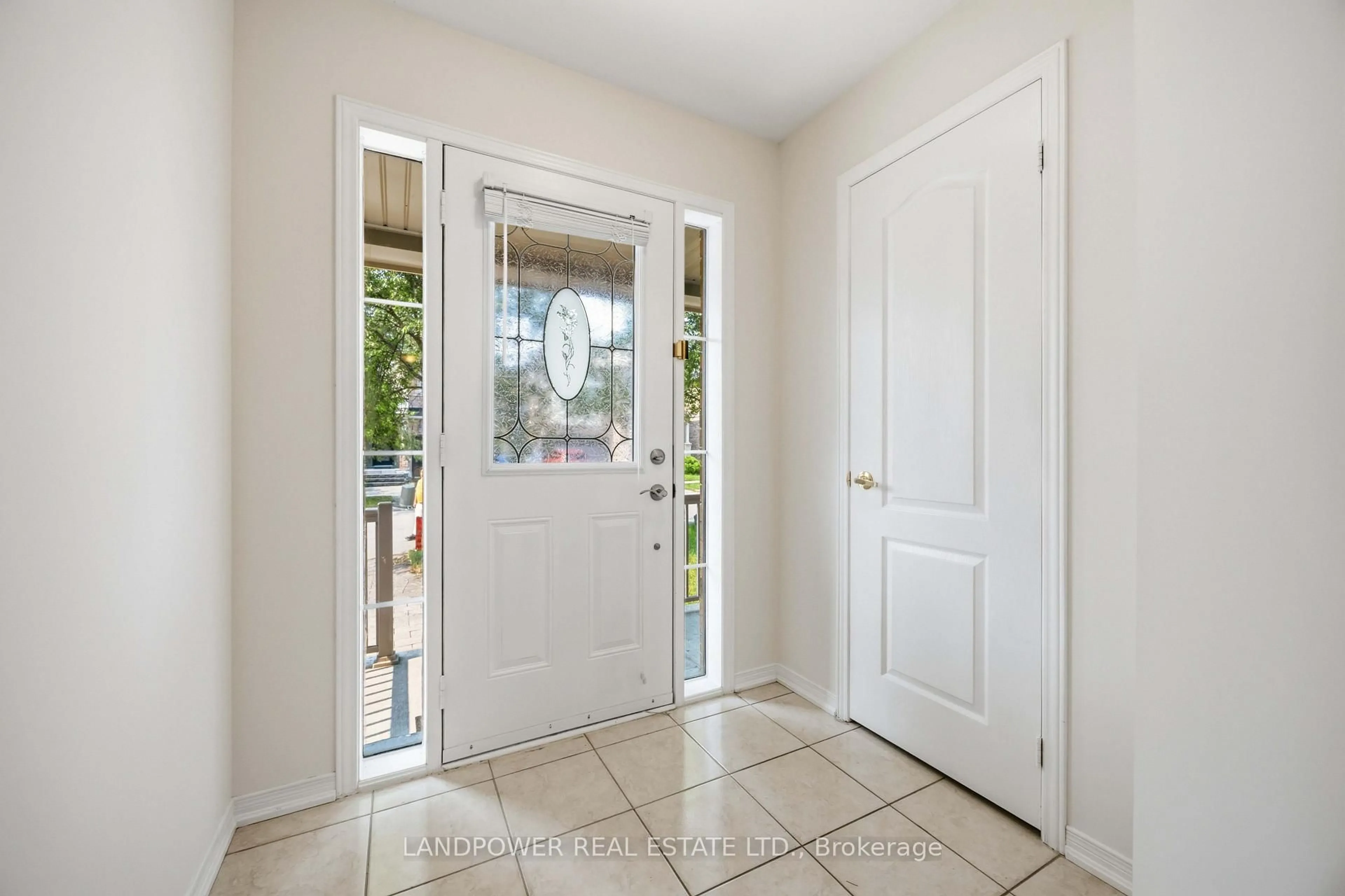 Indoor entryway for 19 Christian Hoover Dr, Whitchurch-Stouffville Ontario L4A 0X5