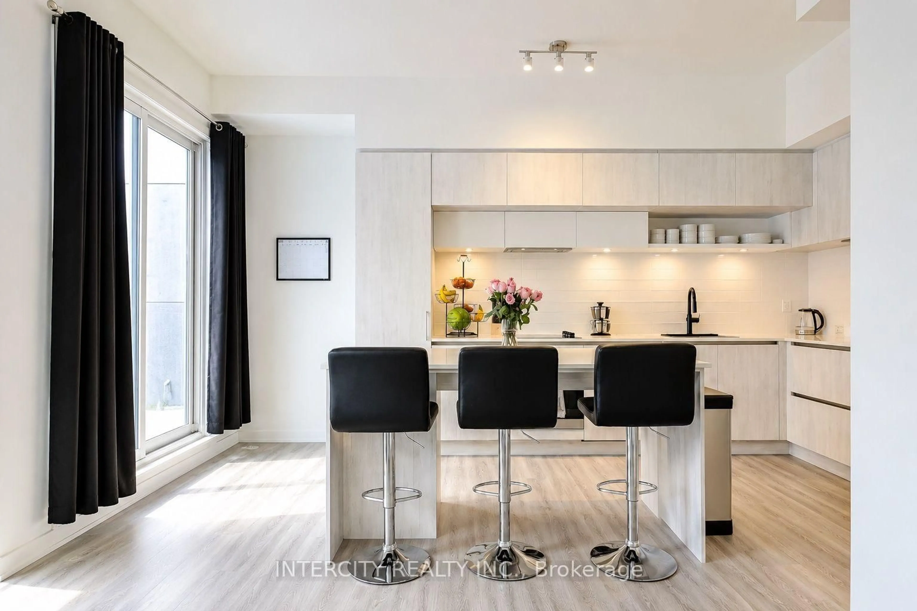 Contemporary kitchen, wood/laminate floor for 11 David Eyer Rd #1504, Richmond Hill Ontario L4S 0N3
