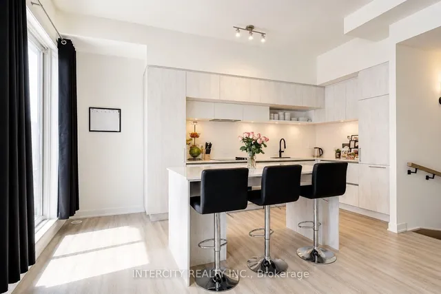 11 David Eyer Rd #1504, Richmond Hill 3