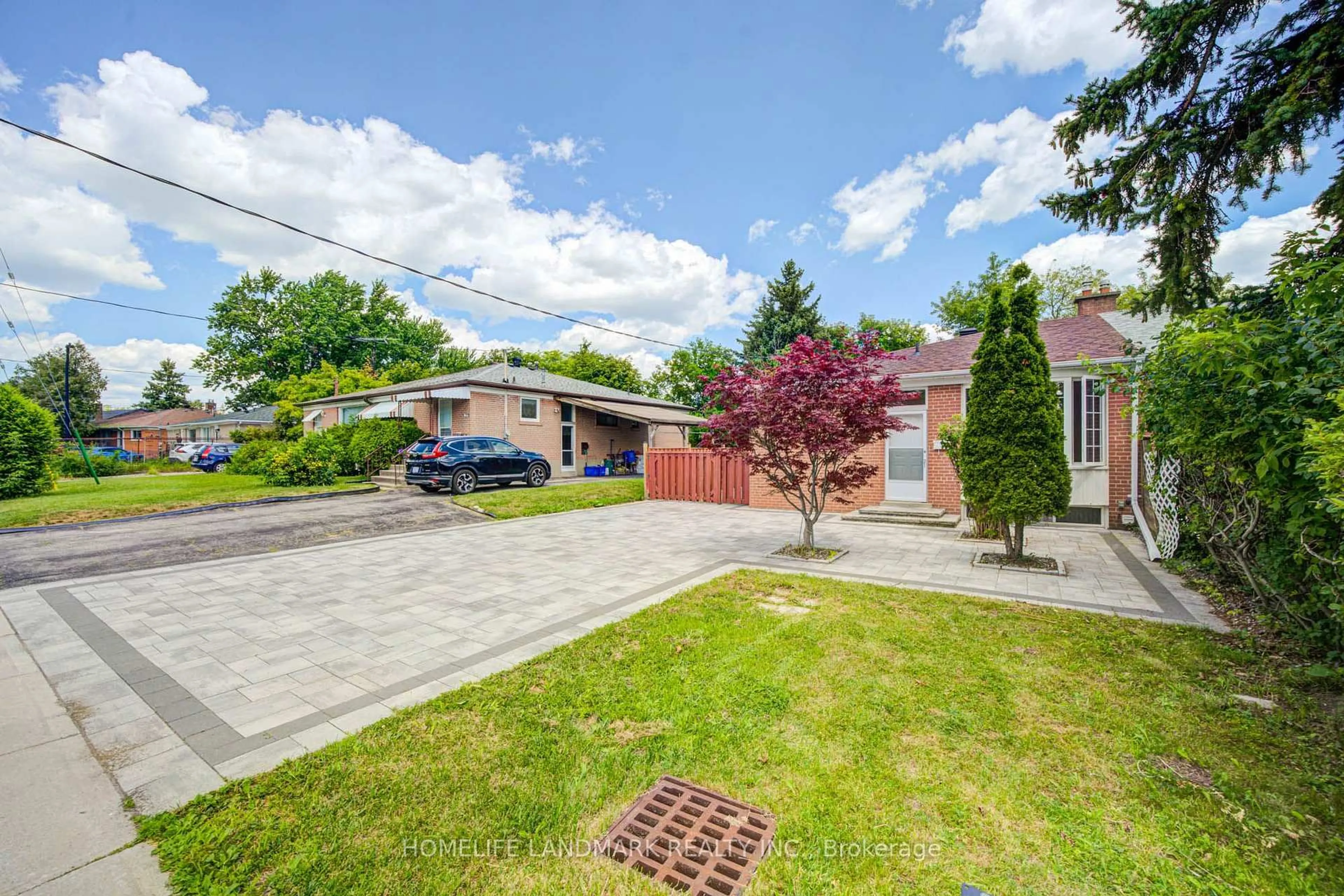 A pic from outside/outdoor area/front of a property/back of a property/a pic from drone, street for 341 Blue Grass Blvd, Richmond Hill Ontario L4C 3H3