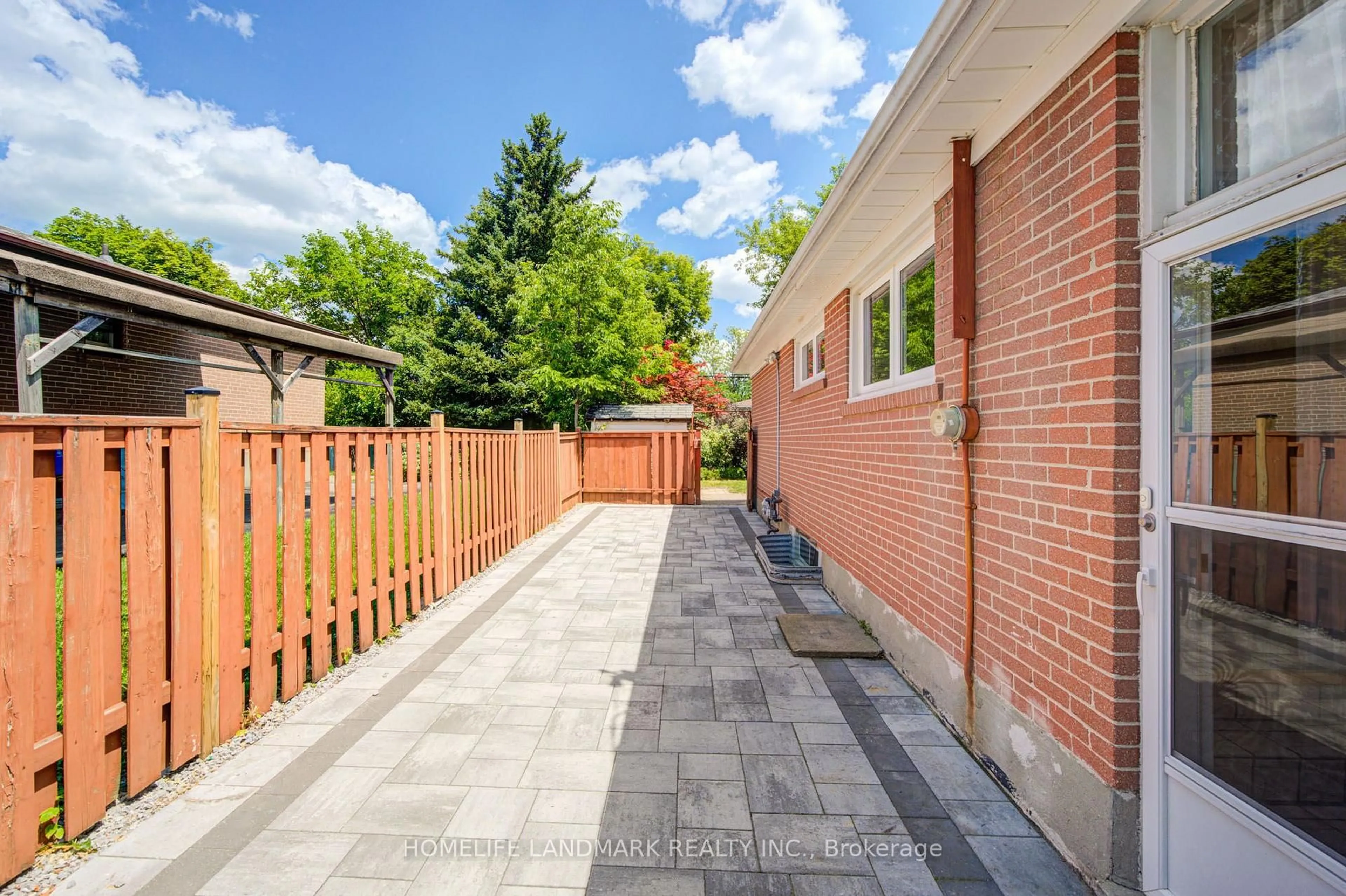 Patio, street for 341 Blue Grass Blvd, Richmond Hill Ontario L4C 3H3