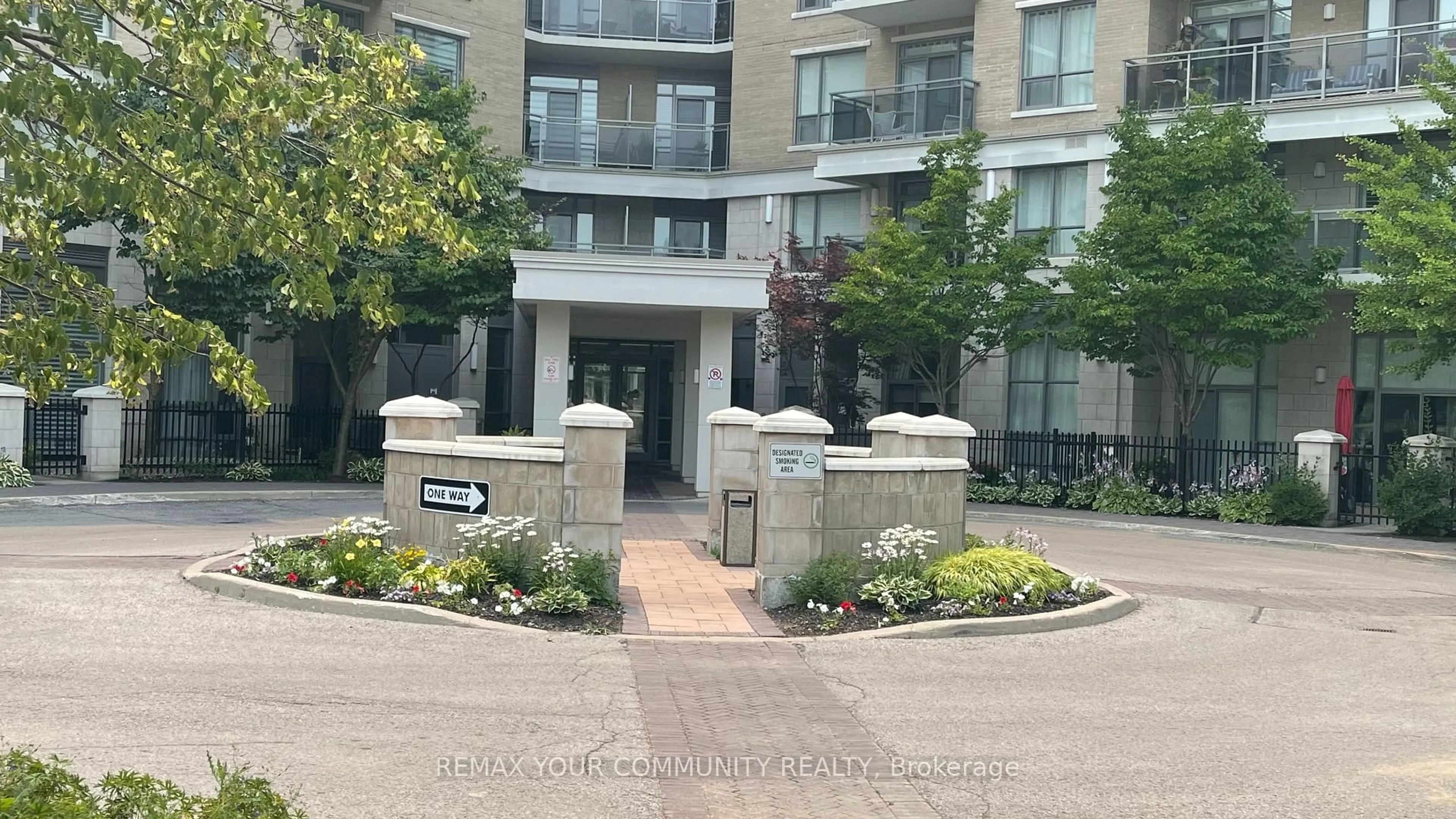 Indoor foyer for 111 Civic Square Gate #222, Aurora Ontario L4G 0S6