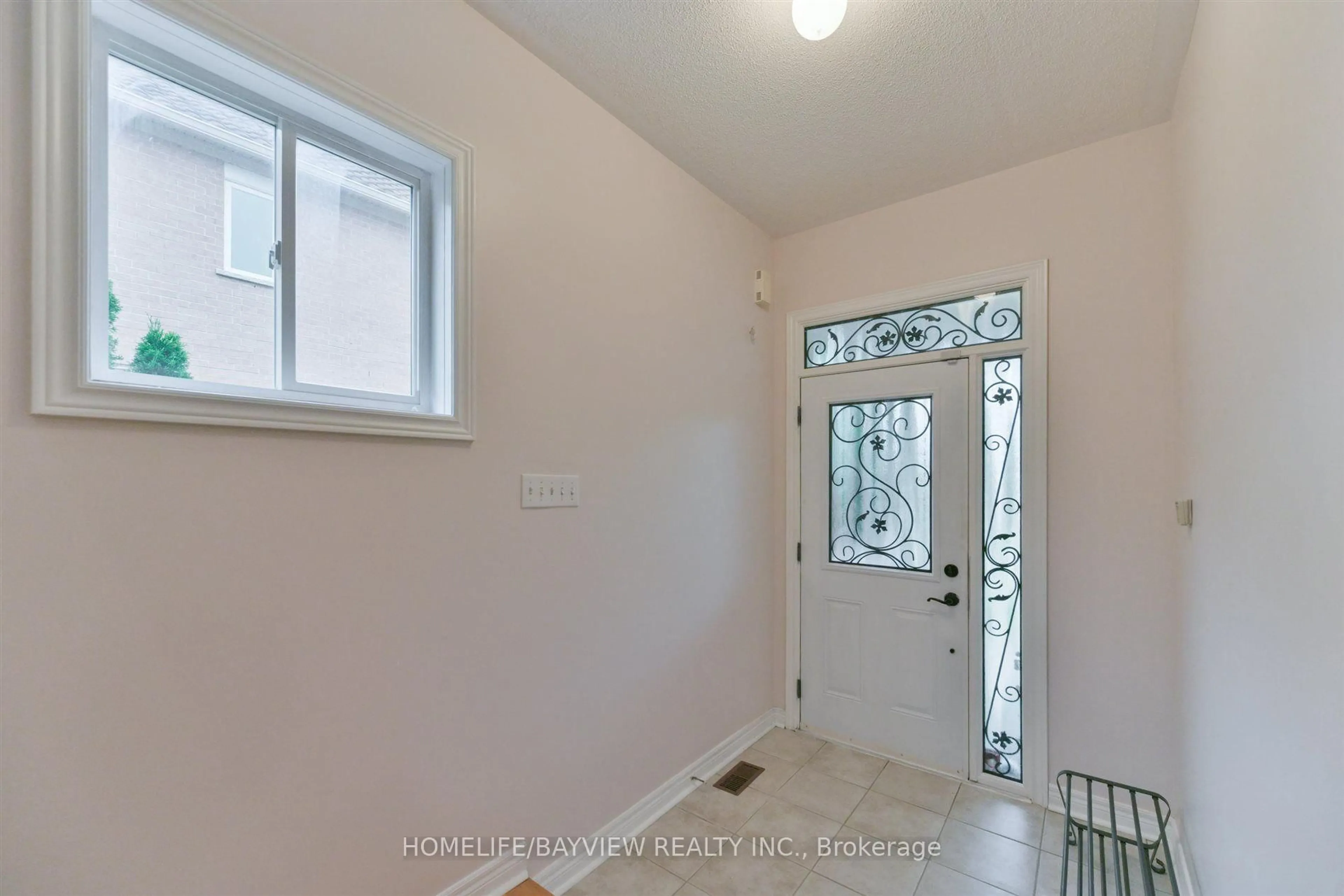 Indoor entryway for 26 Honeyview St, Vaughan Ontario L4K 5S2