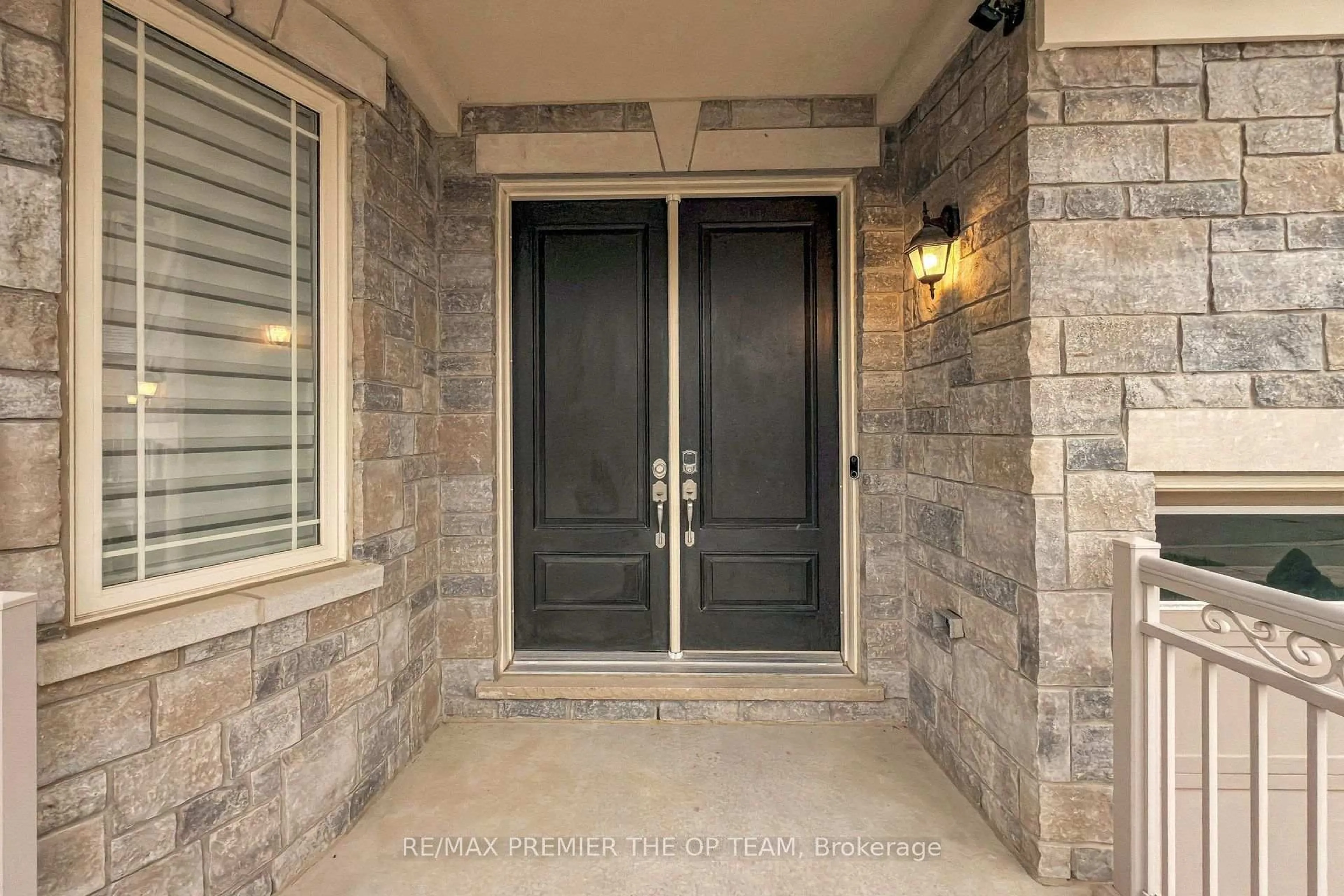 Indoor entryway for 60 Chesney Cres, Vaughan Ontario L4H 4A5