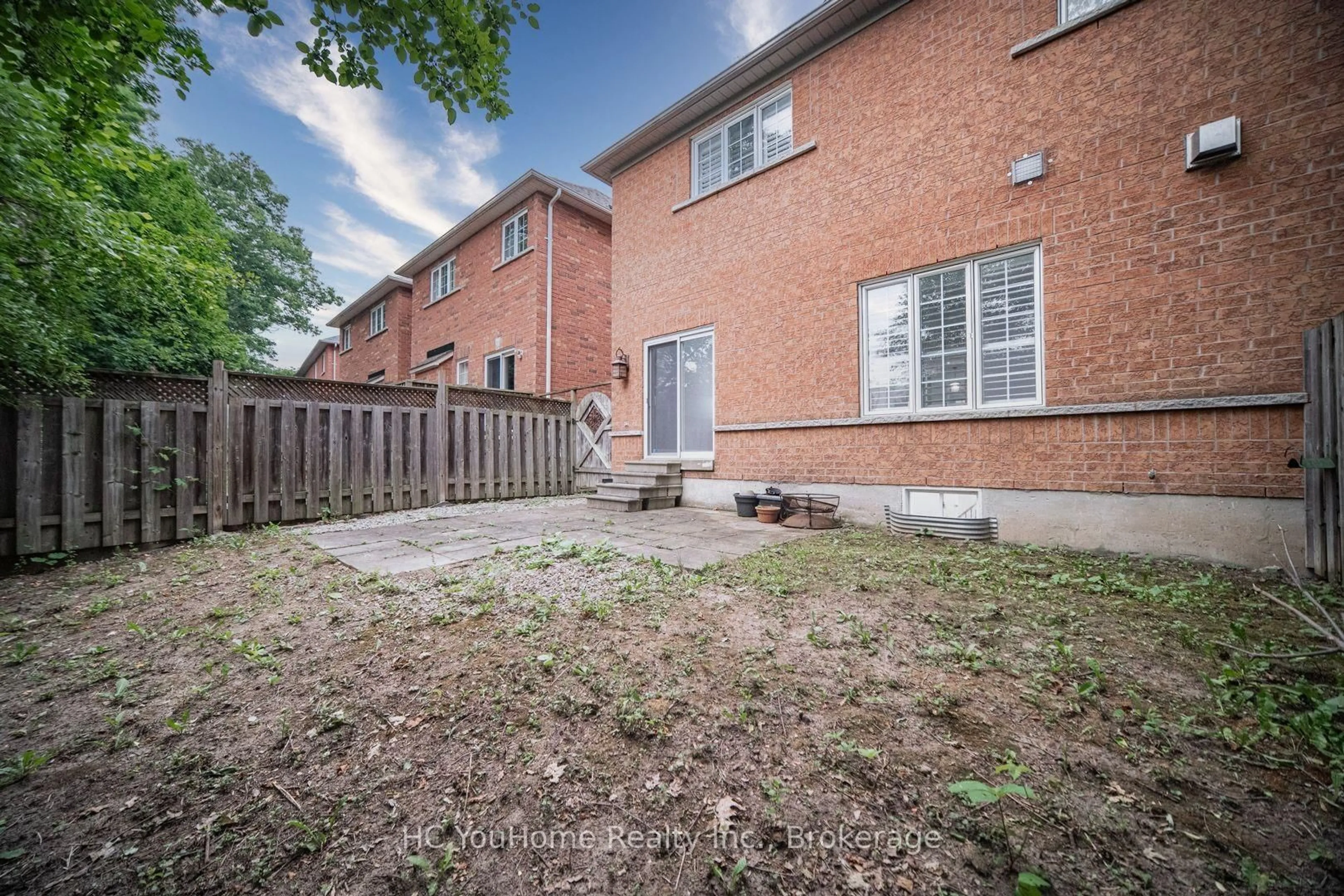 Patio, street for 70 Dovetail Dr, Richmond Hill Ontario L4E 5A7