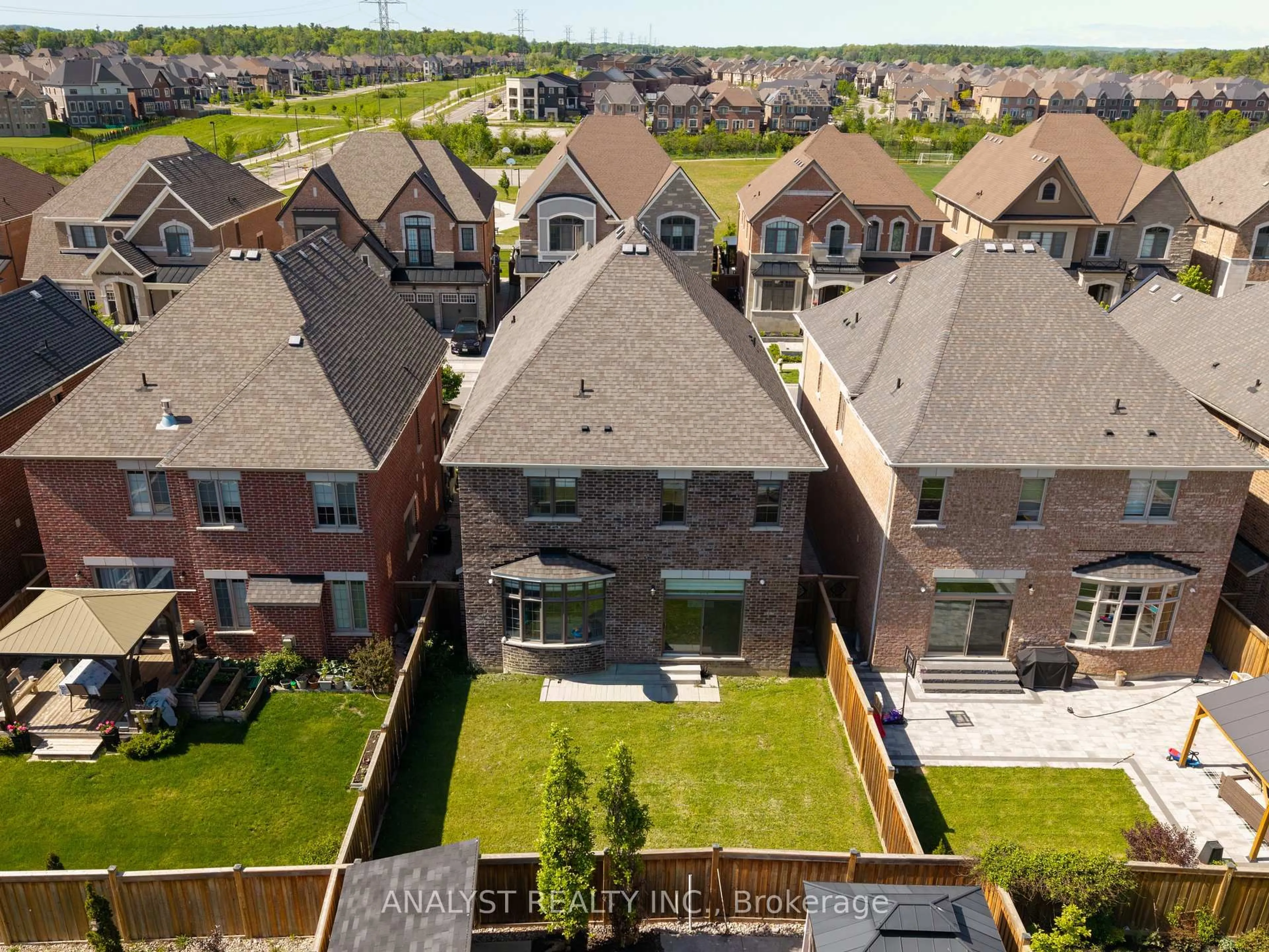 A pic from outside/outdoor area/front of a property/back of a property/a pic from drone, street for 15 Streamside St, Vaughan Ontario L4H 4V3