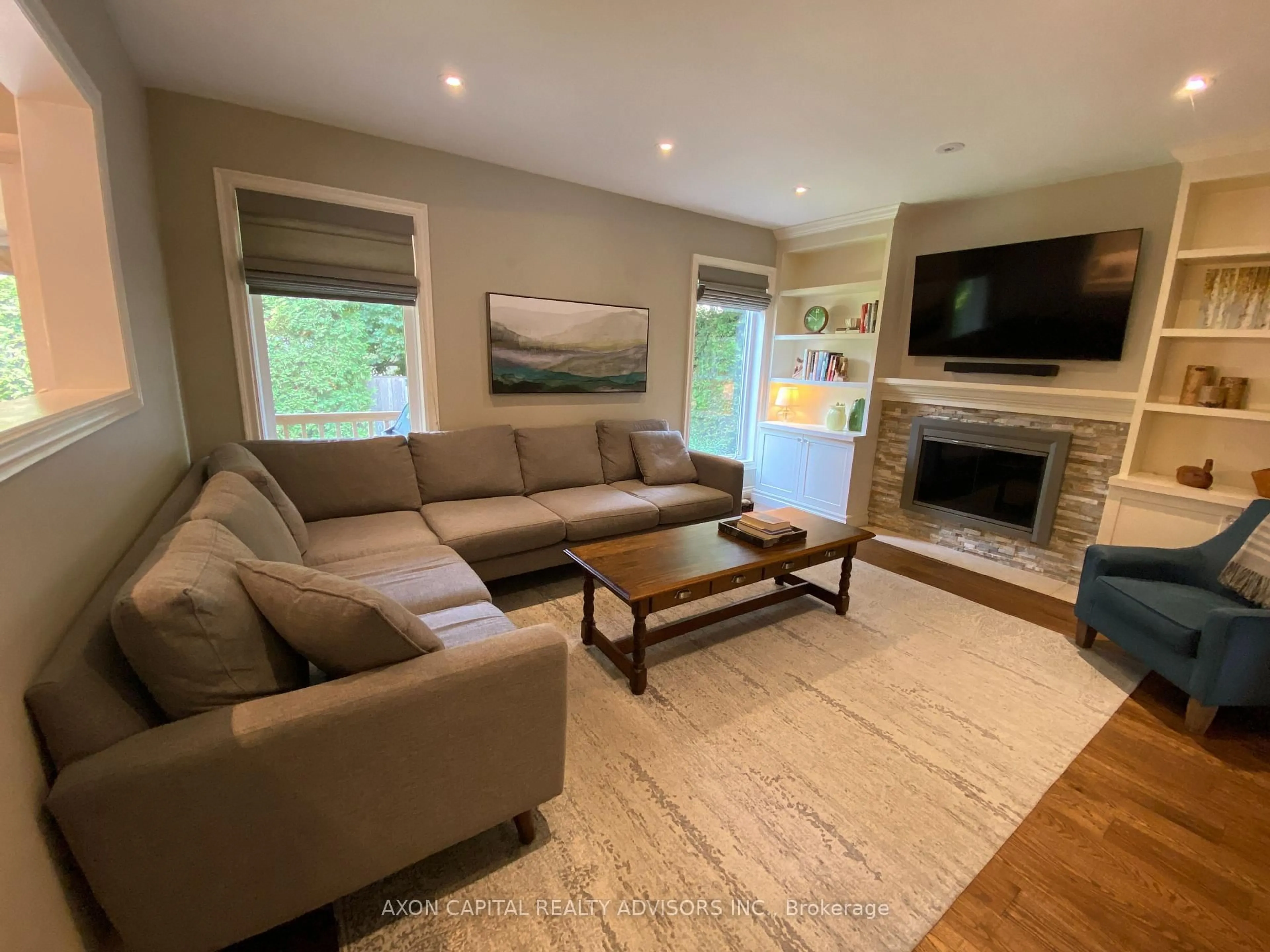 Living room with furniture, unknown for 74 Eleanor Circ, Richmond Hill Ontario L4C 6K7