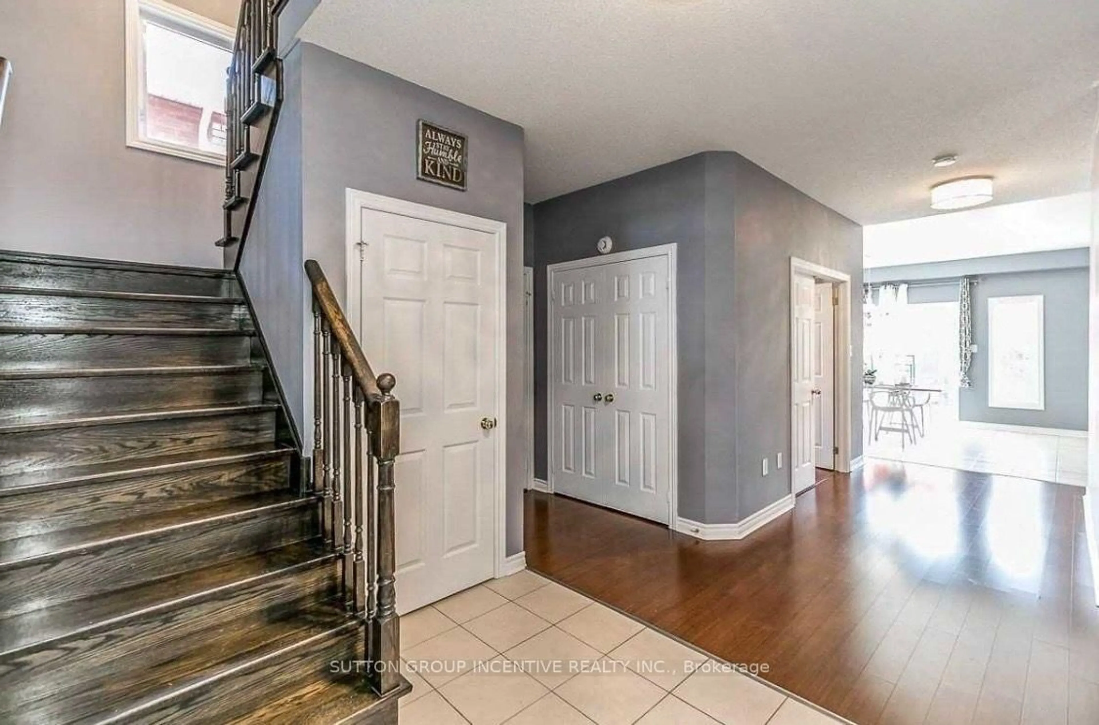 Indoor entryway for 1305 Perniegie Cres, Innisfil Ontario L9S 0B5