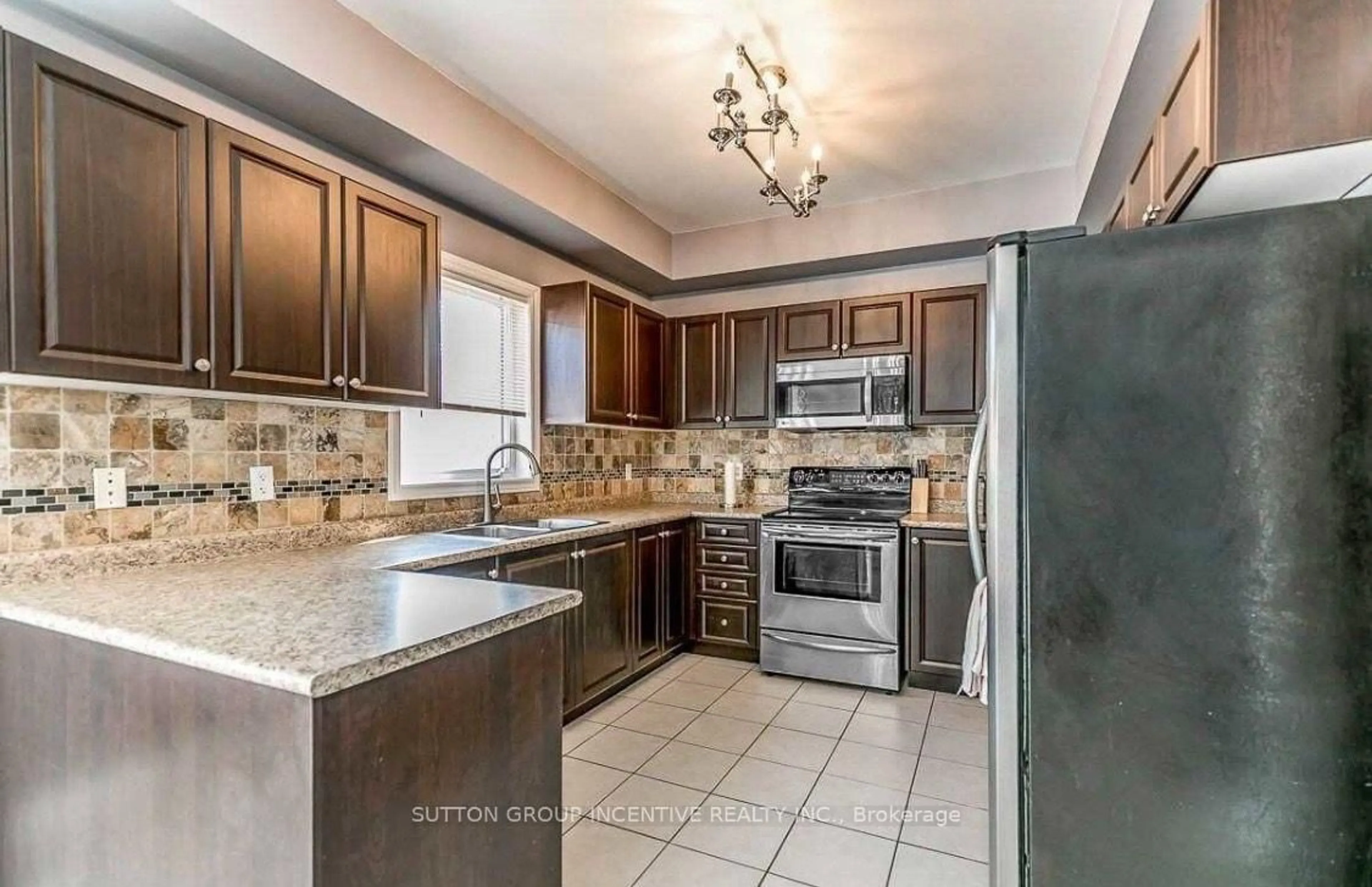 Open concept kitchen, ceramic/tile floor for 1305 Perniegie Cres, Innisfil Ontario L9S 0B5