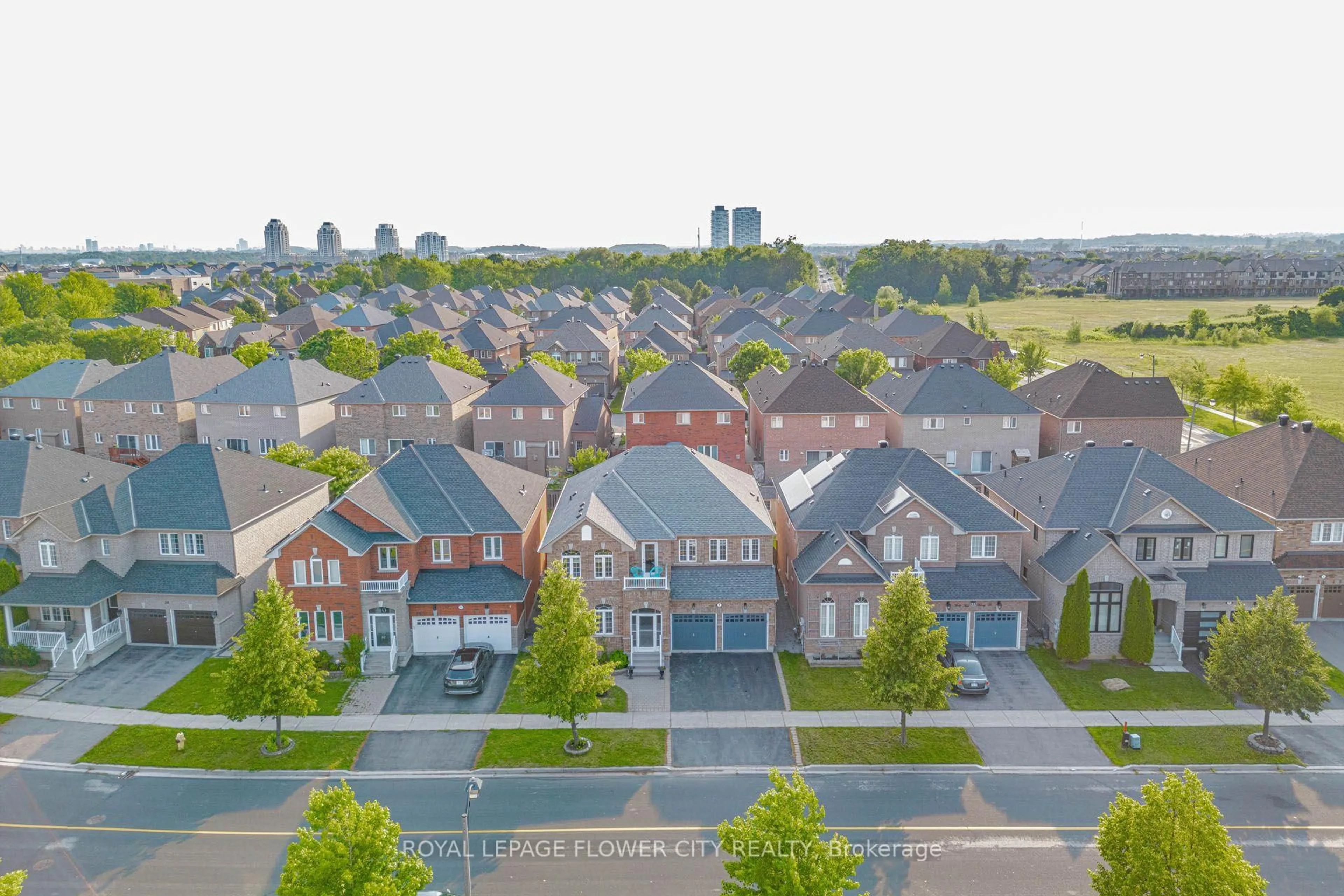 A pic from outside/outdoor area/front of a property/back of a property/a pic from drone, street for 42 Delray Dr, Markham Ontario L6E 1Y6