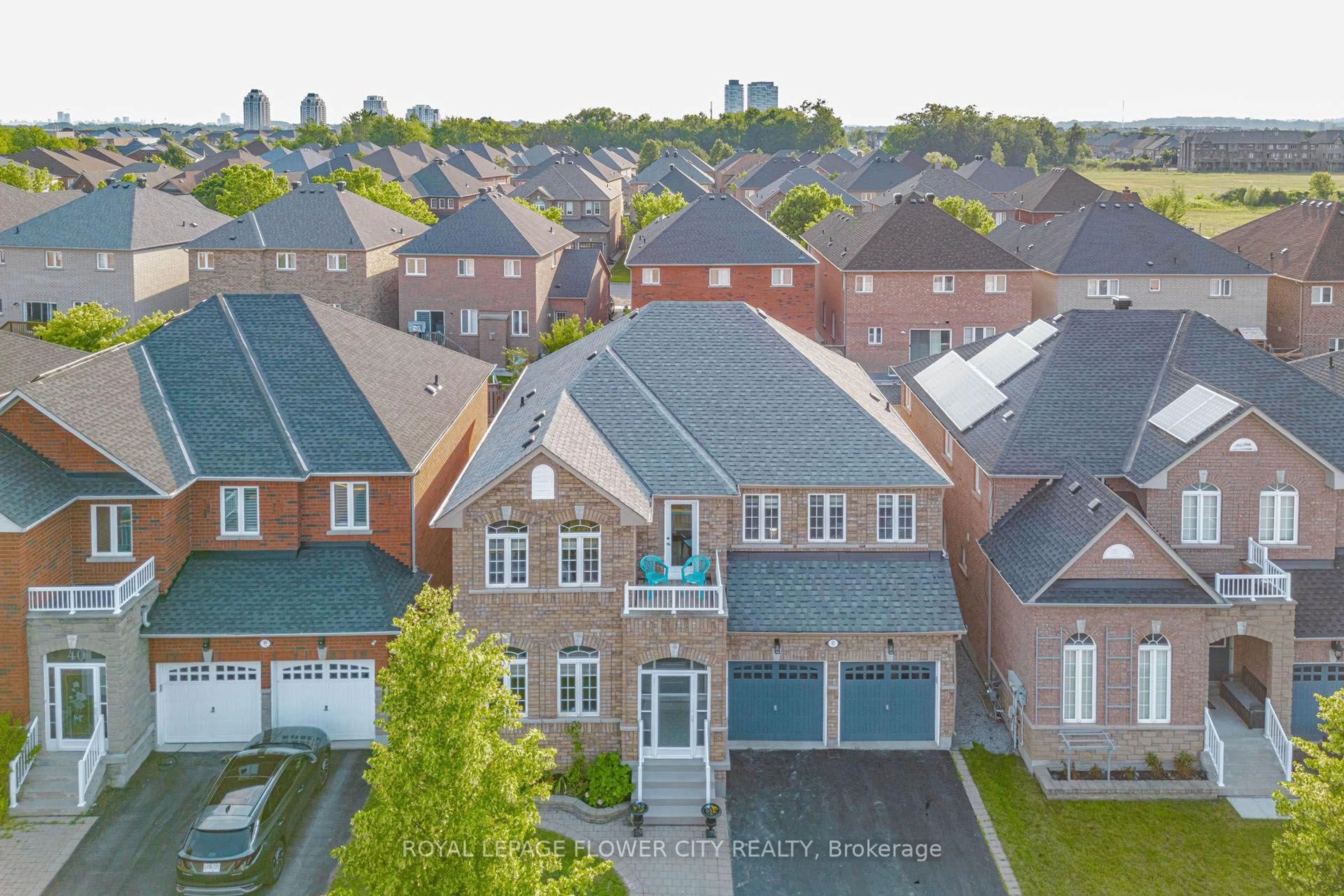 A pic from outside/outdoor area/front of a property/back of a property/a pic from drone, street for 42 Delray Dr, Markham Ontario L6E 1Y6