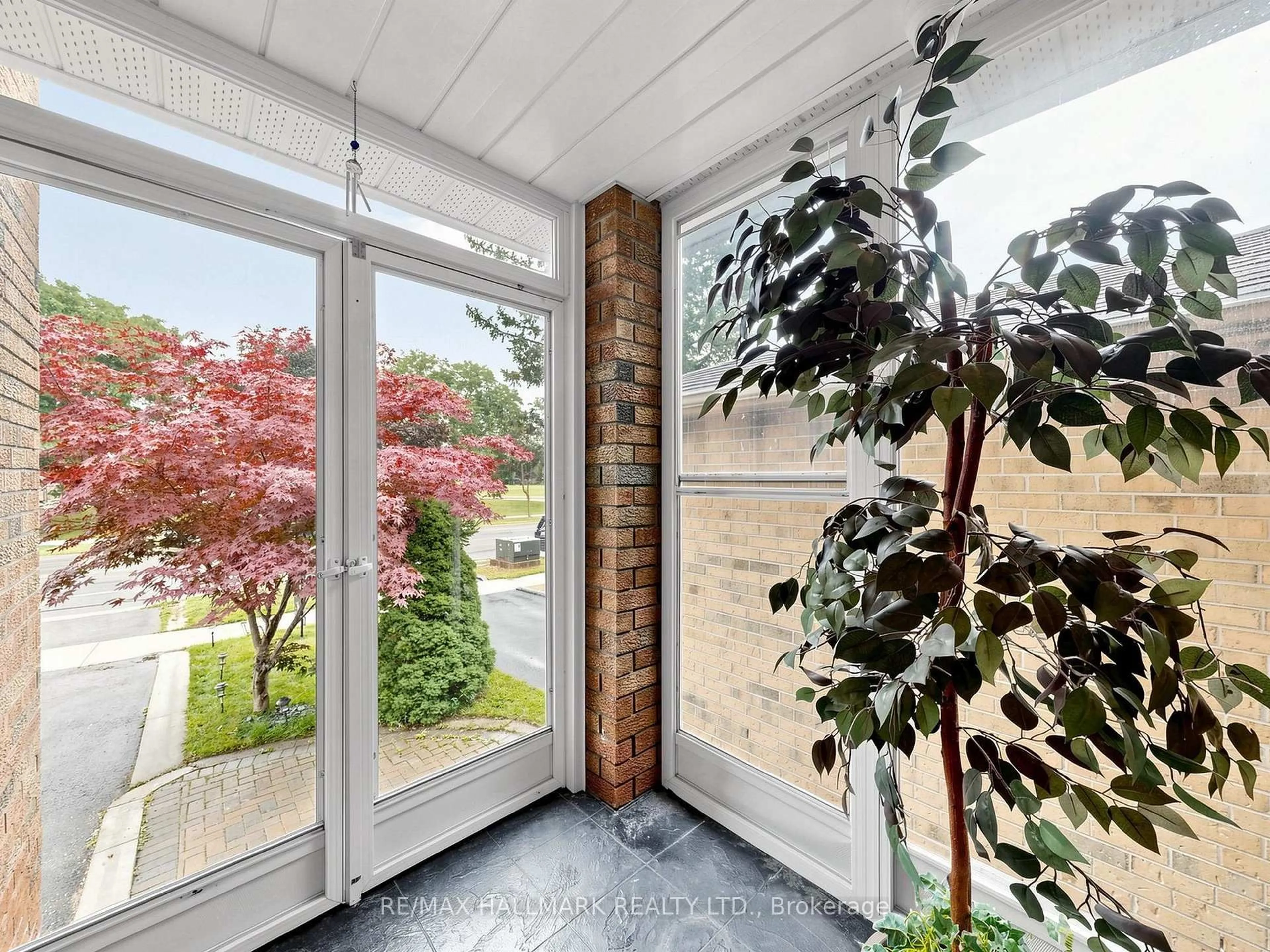 Indoor entryway for 472 Brownridge Dr, Vaughan Ontario L4J 5Z9