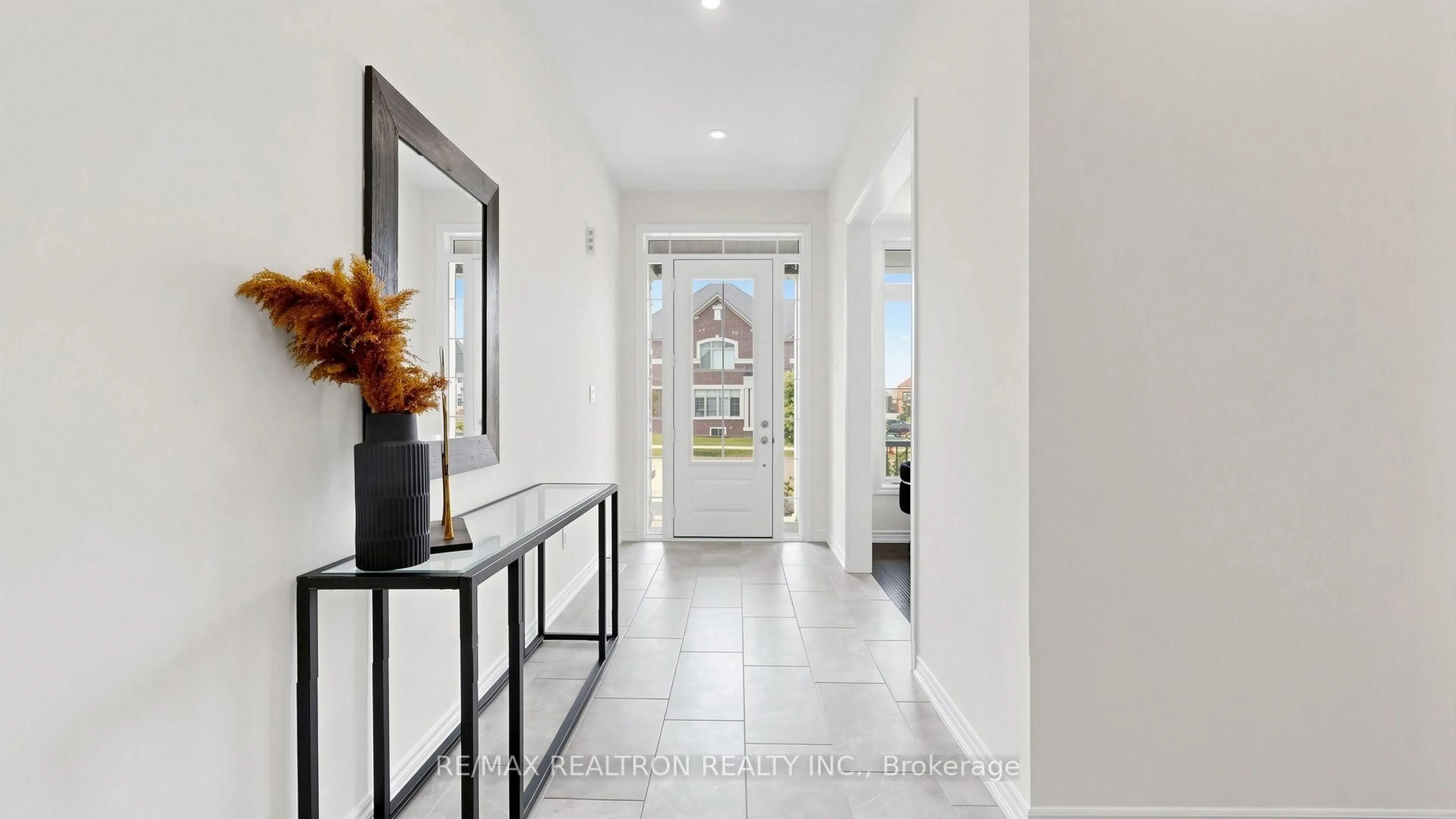 Indoor entryway for 1037 Larter St, Innisfil Ontario L9S 0N4