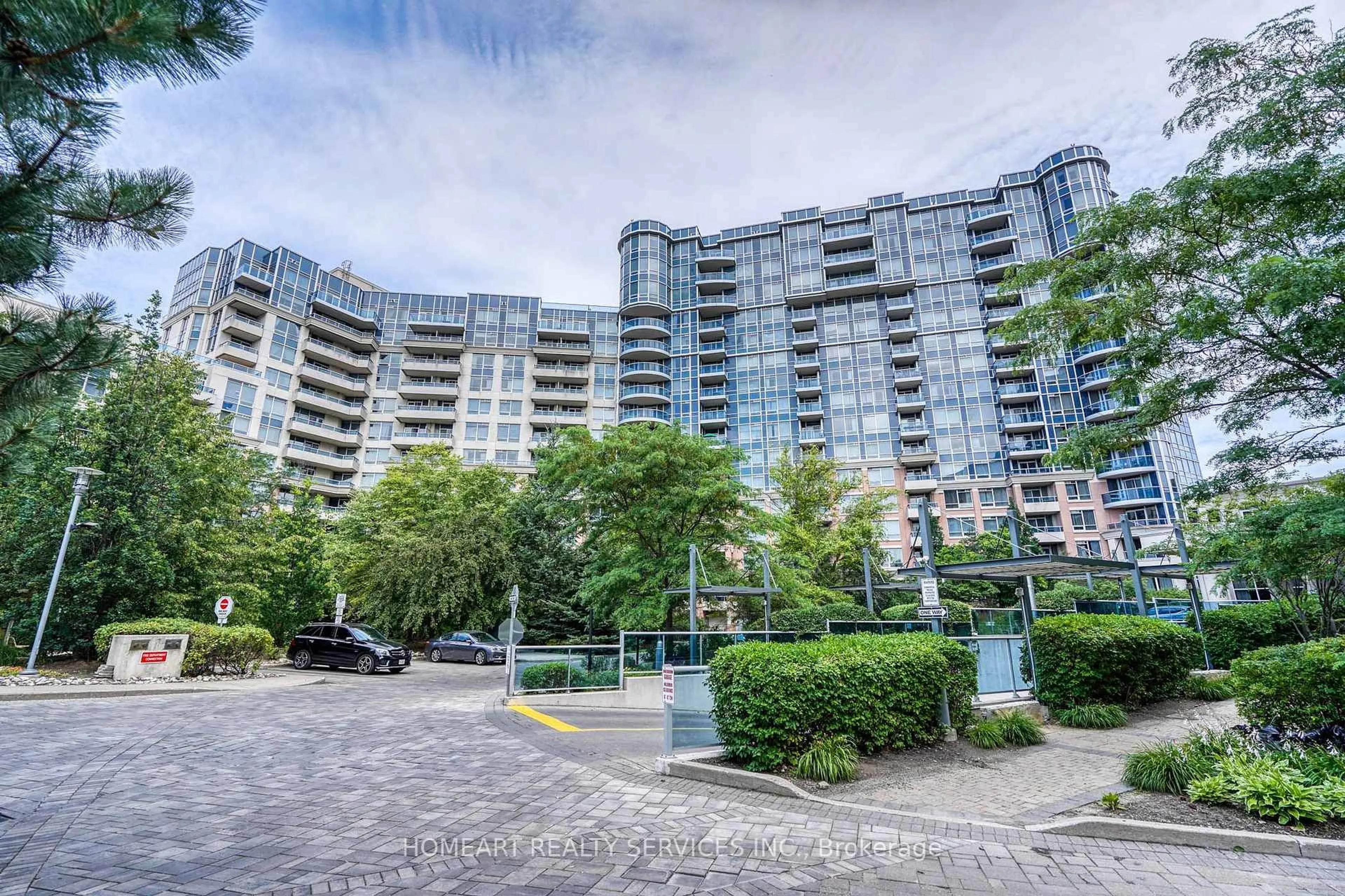 A pic from outside/outdoor area/front of a property/back of a property/a pic from drone, unknown for 33 Cox Blvd #722, Markham Ontario L3R 8A6