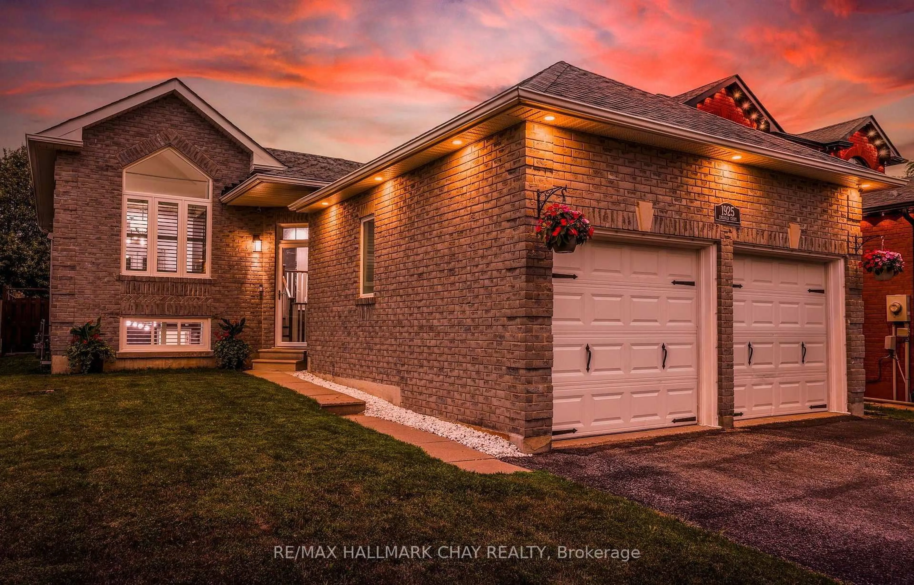 Home with brick exterior material, street for 1925 Emerald Crt, Innisfil Ontario L9S 2A4