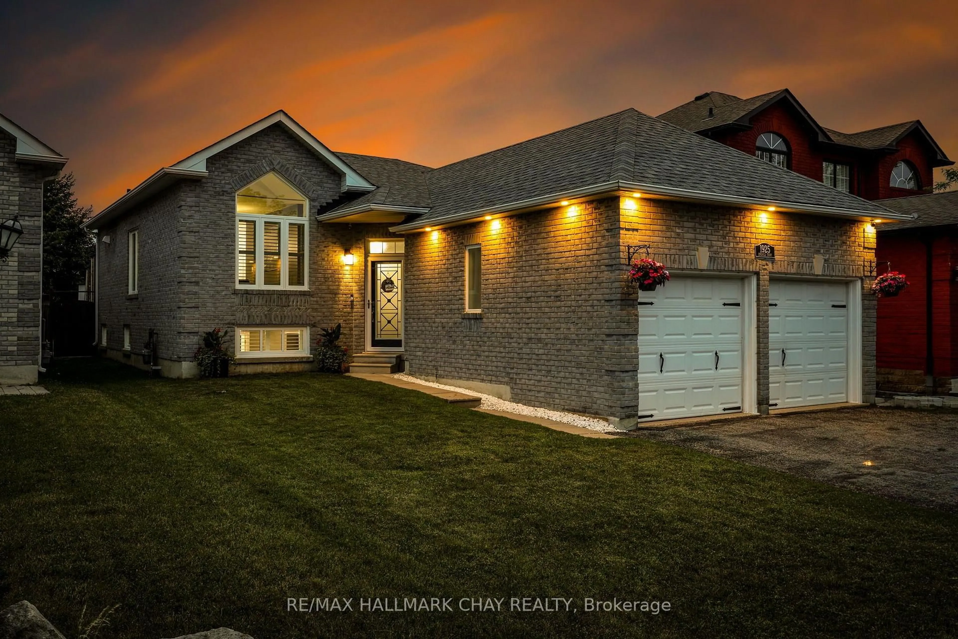 Home with brick exterior material, building for 1925 Emerald Crt, Innisfil Ontario L9S 2A4