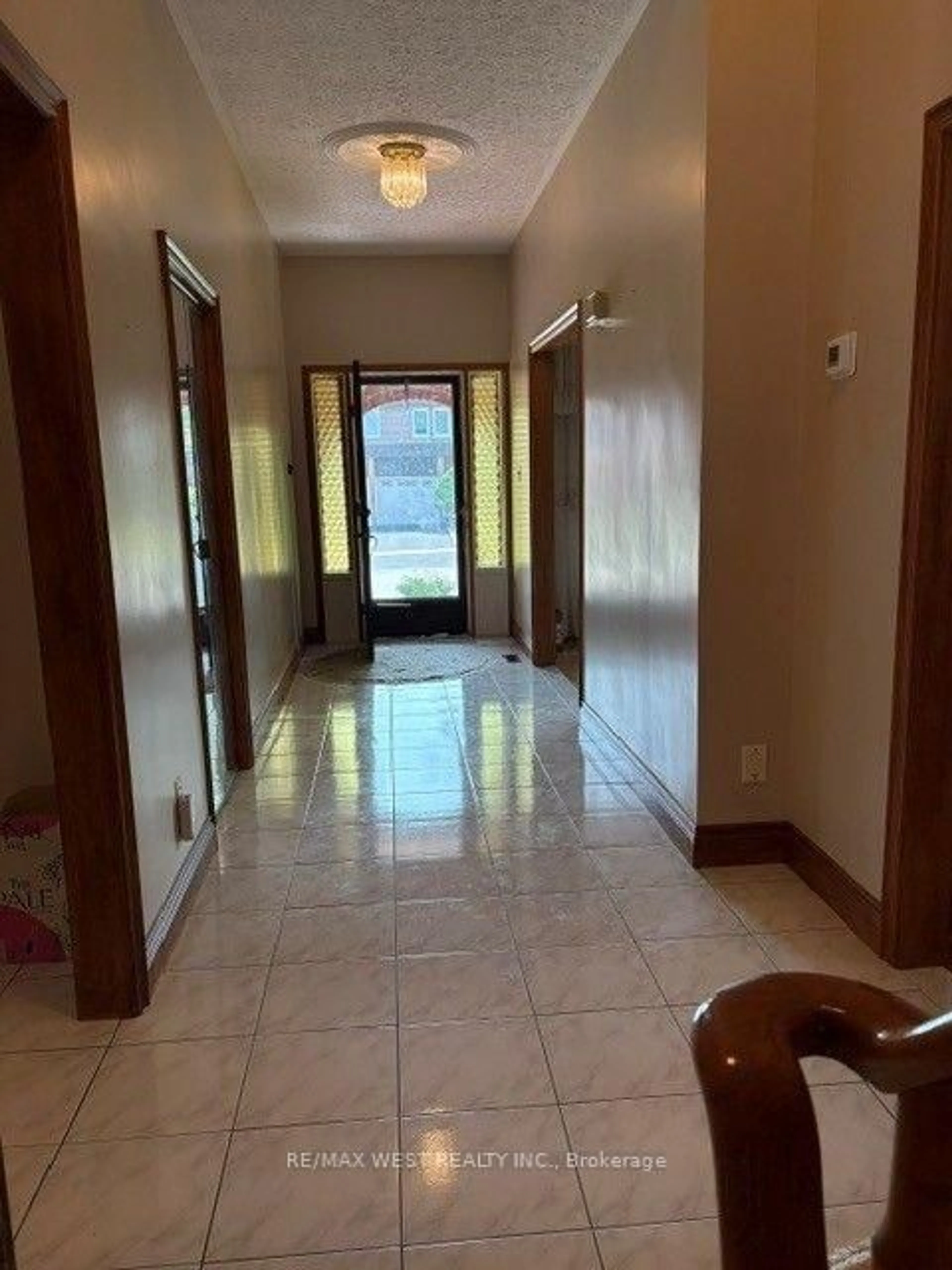 Indoor foyer for 98 Jeanne Dr, Vaughan Ontario L4L 1X9