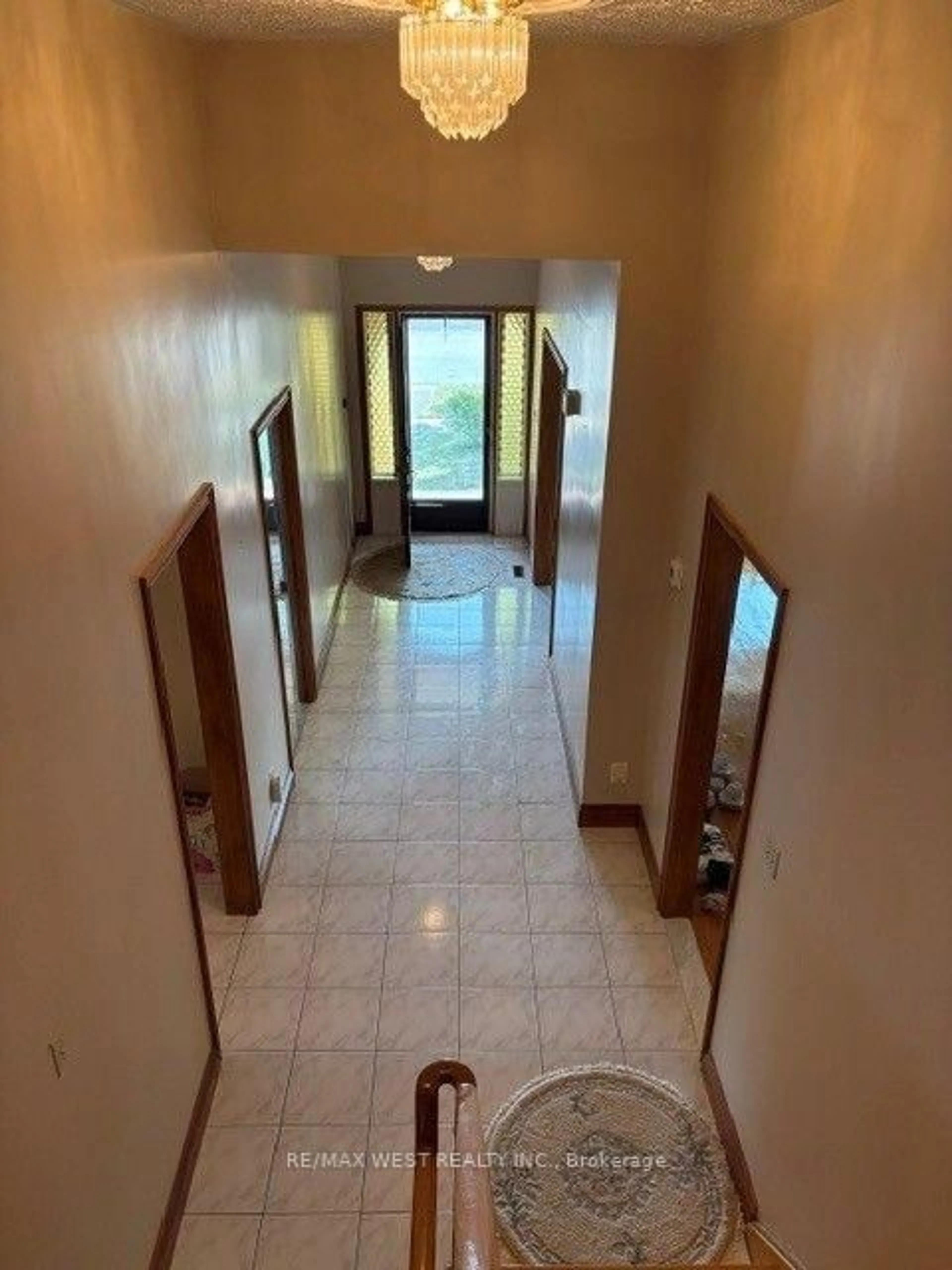 Indoor foyer for 98 Jeanne Dr, Vaughan Ontario L4L 1X9