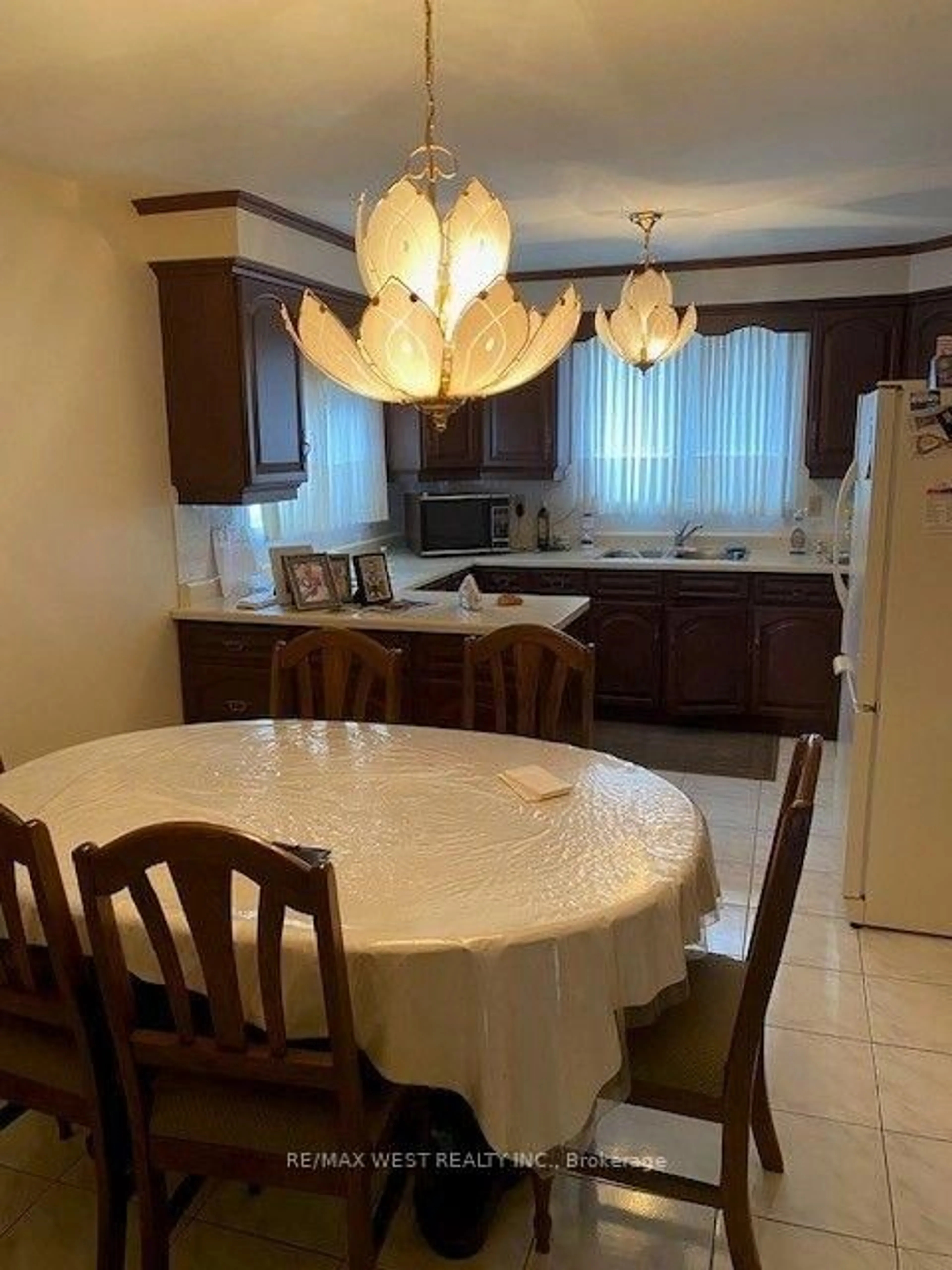 Dining room, ceramic/tile floor for 98 Jeanne Dr, Vaughan Ontario L4L 1X9