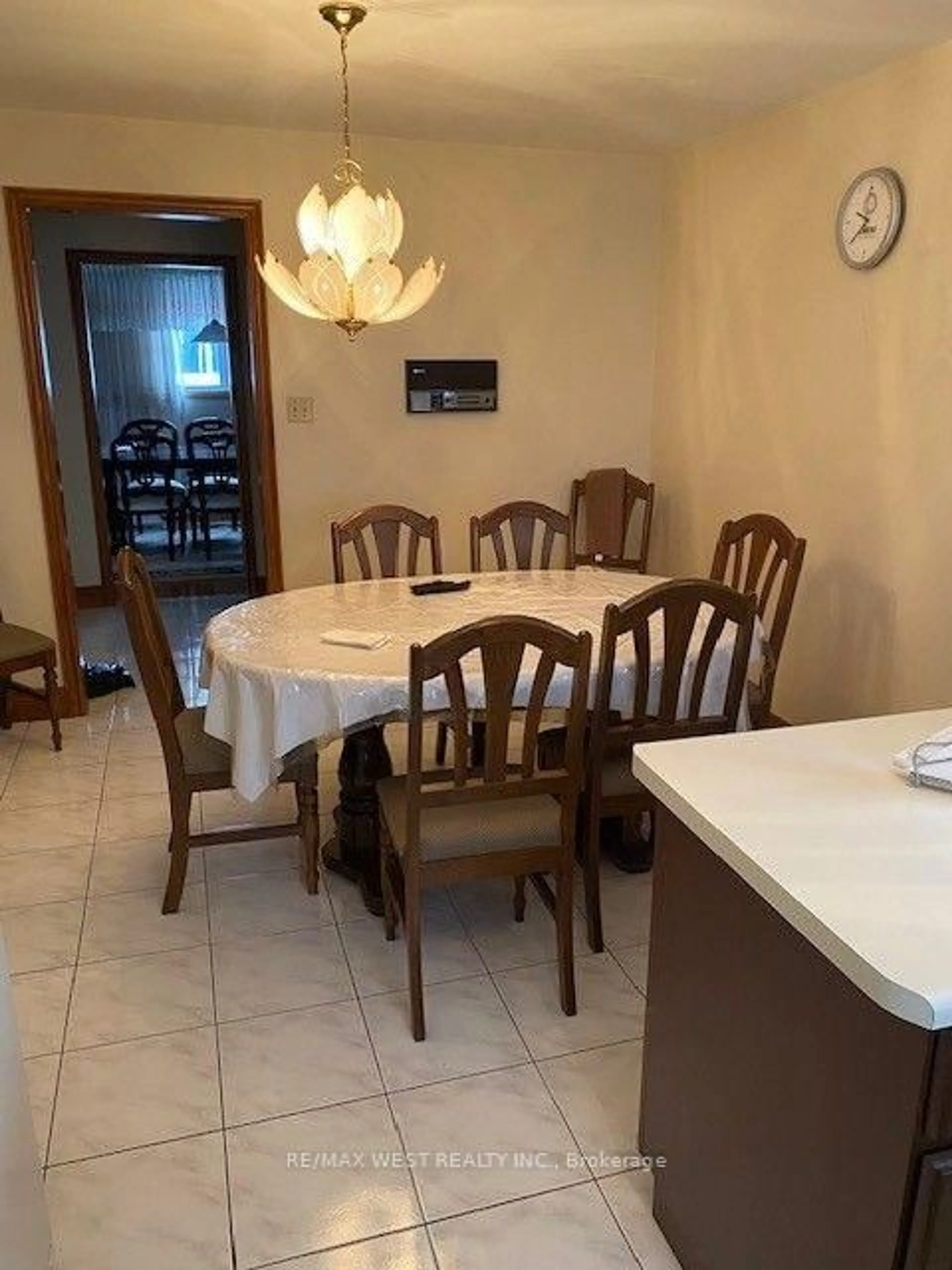 Dining room, ceramic/tile floor for 98 Jeanne Dr, Vaughan Ontario L4L 1X9