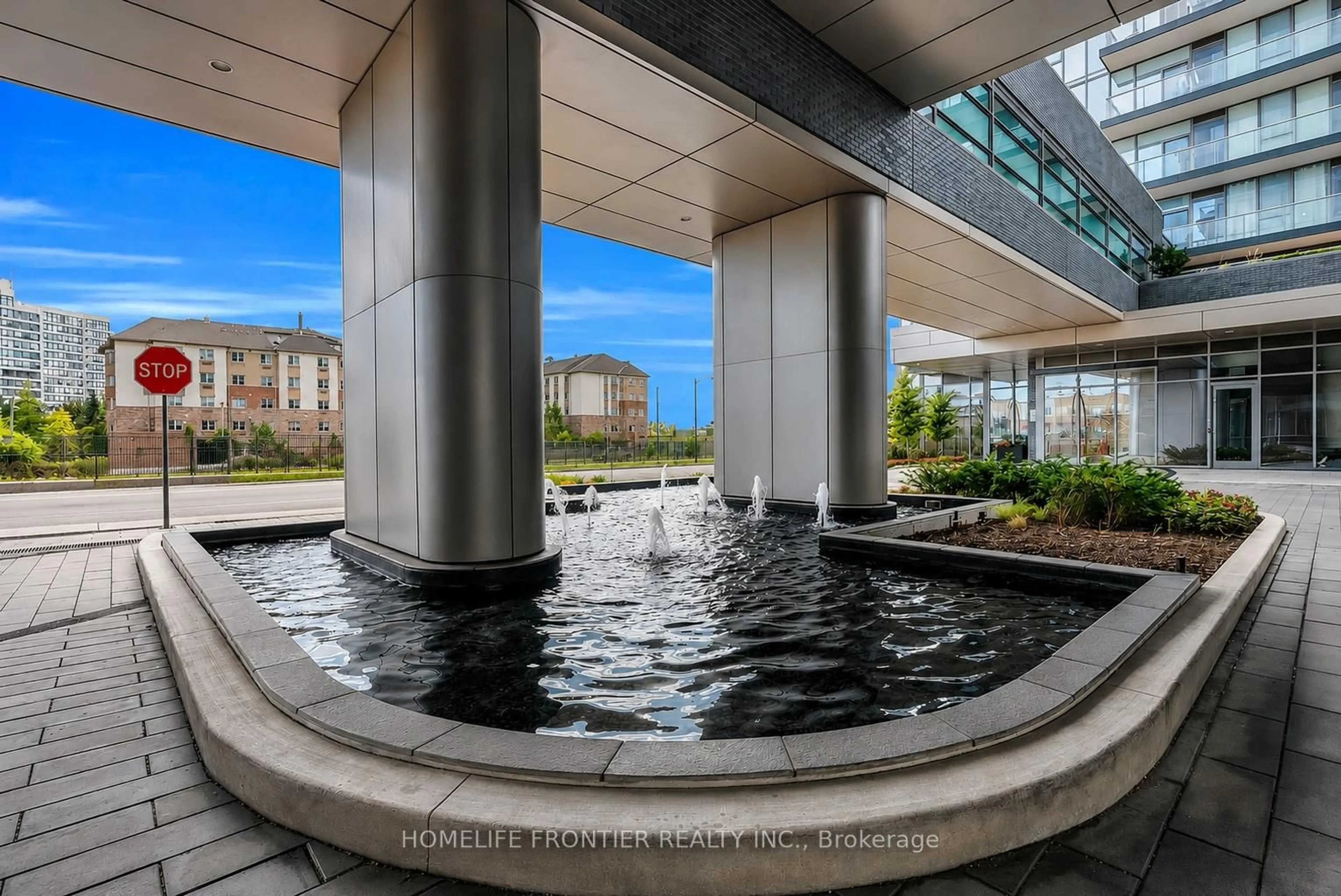 Indoor foyer for 20 Gatineau Dr #301, Vaughan Ontario L4J 0L3