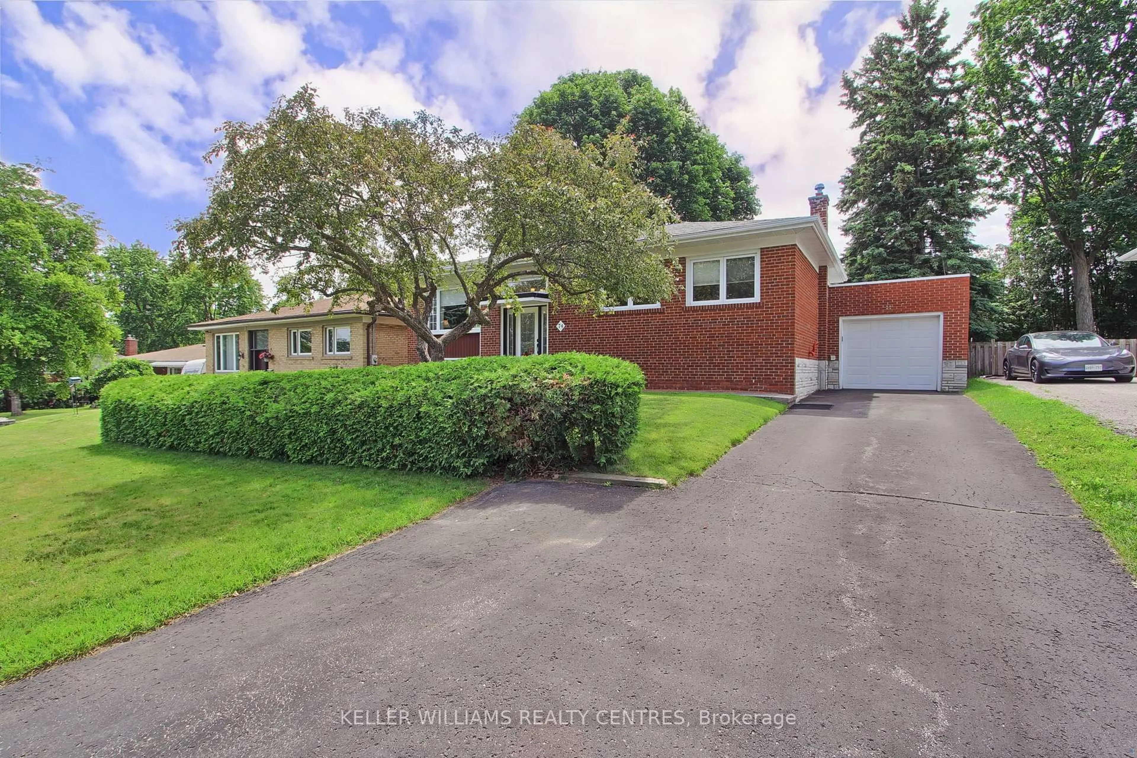 A pic from outside/outdoor area/front of a property/back of a property/a pic from drone, street for 74 Boothbay Cres, Newmarket Ontario L3Y 1Y5