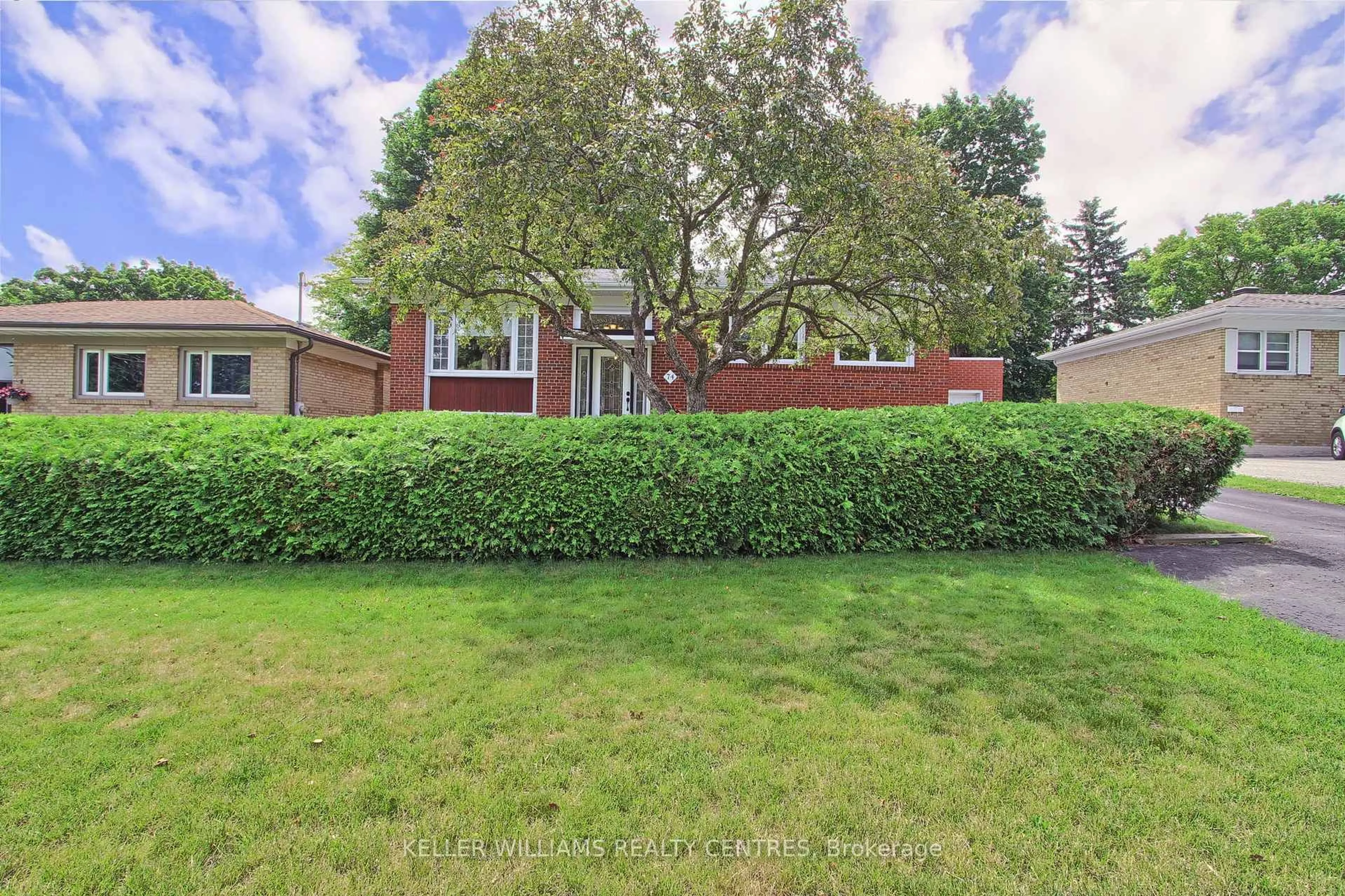 A pic from outside/outdoor area/front of a property/back of a property/a pic from drone, street for 74 Boothbay Cres, Newmarket Ontario L3Y 1Y5