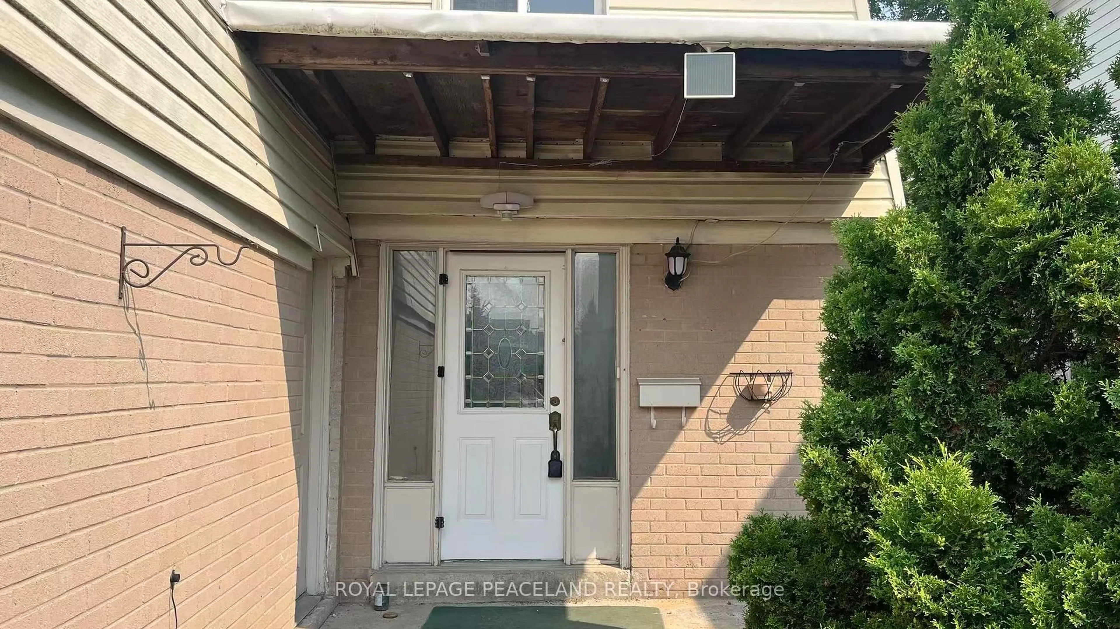 Indoor entryway for 711 Irwin Cres, Newmarket Ontario L3Y 5A4