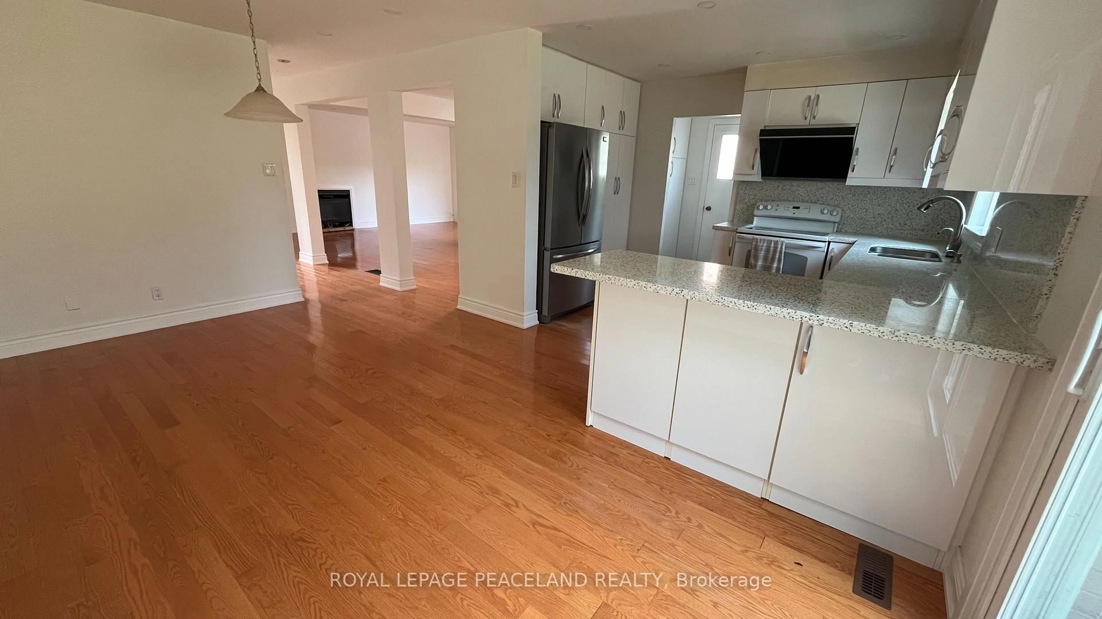 Open concept kitchen, unknown for 711 Irwin Cres, Newmarket Ontario L3Y 5A4