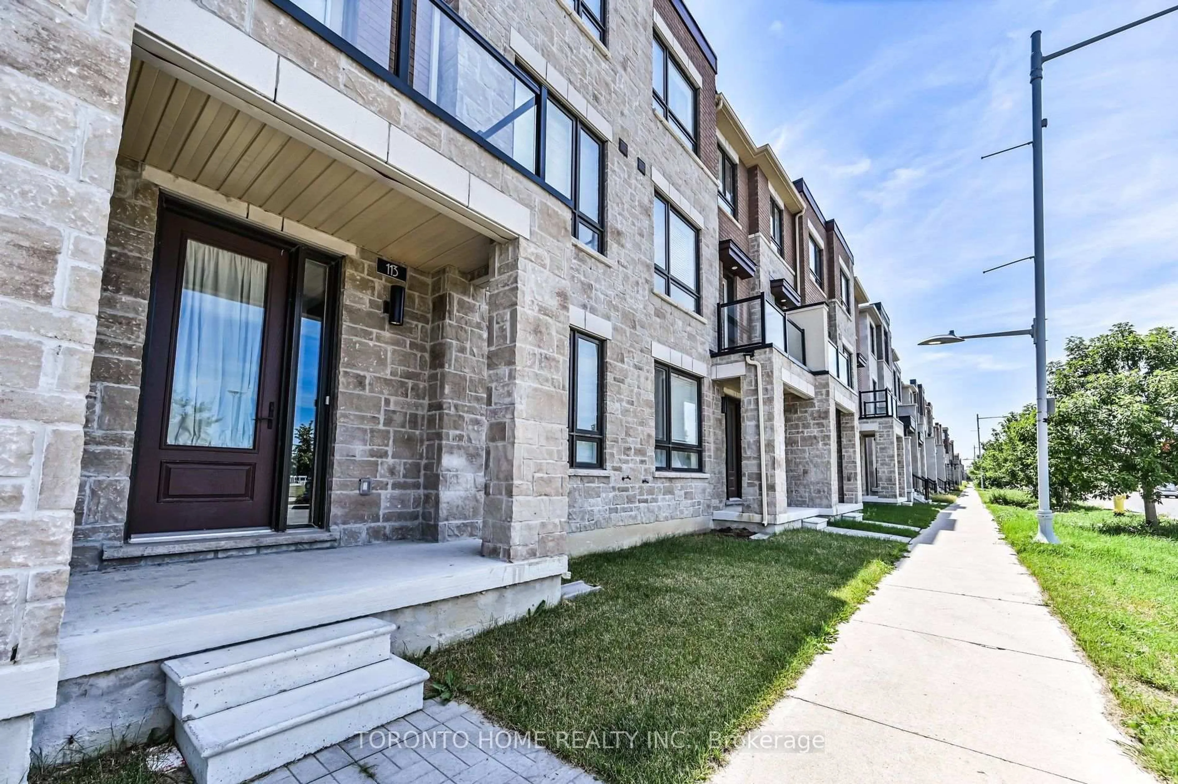 Patio, street for 113 Mumbai Dr, Markham Ontario L3S 0G3