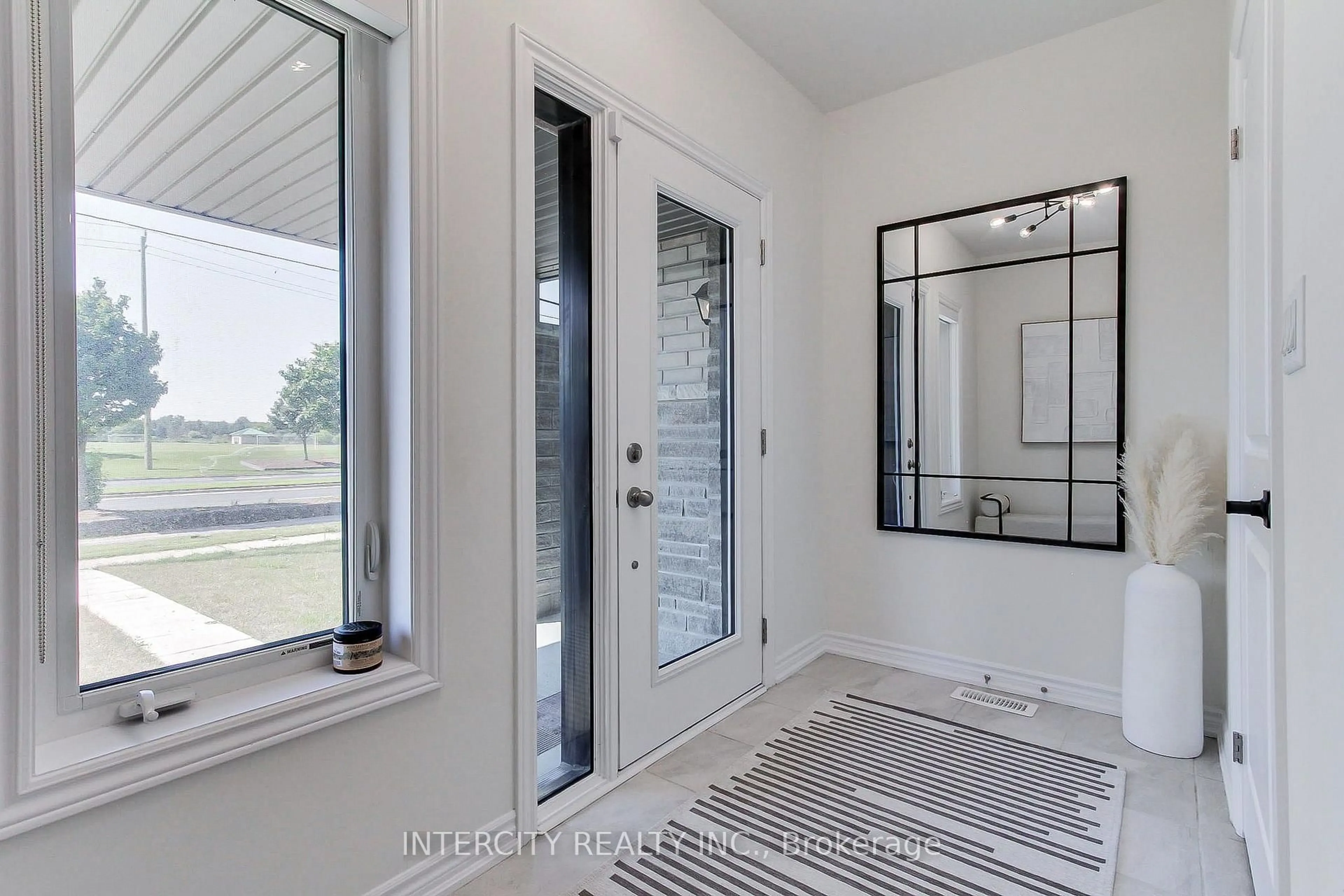 Indoor entryway for 130 Blick Cres, Aurora Ontario L4G 4A9