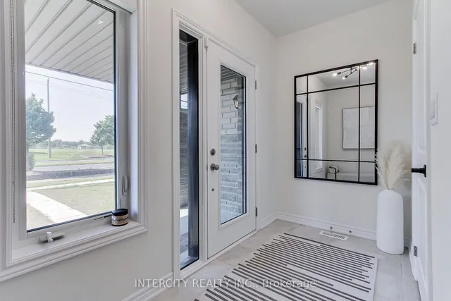 130 Blick Cres, Aurora 2