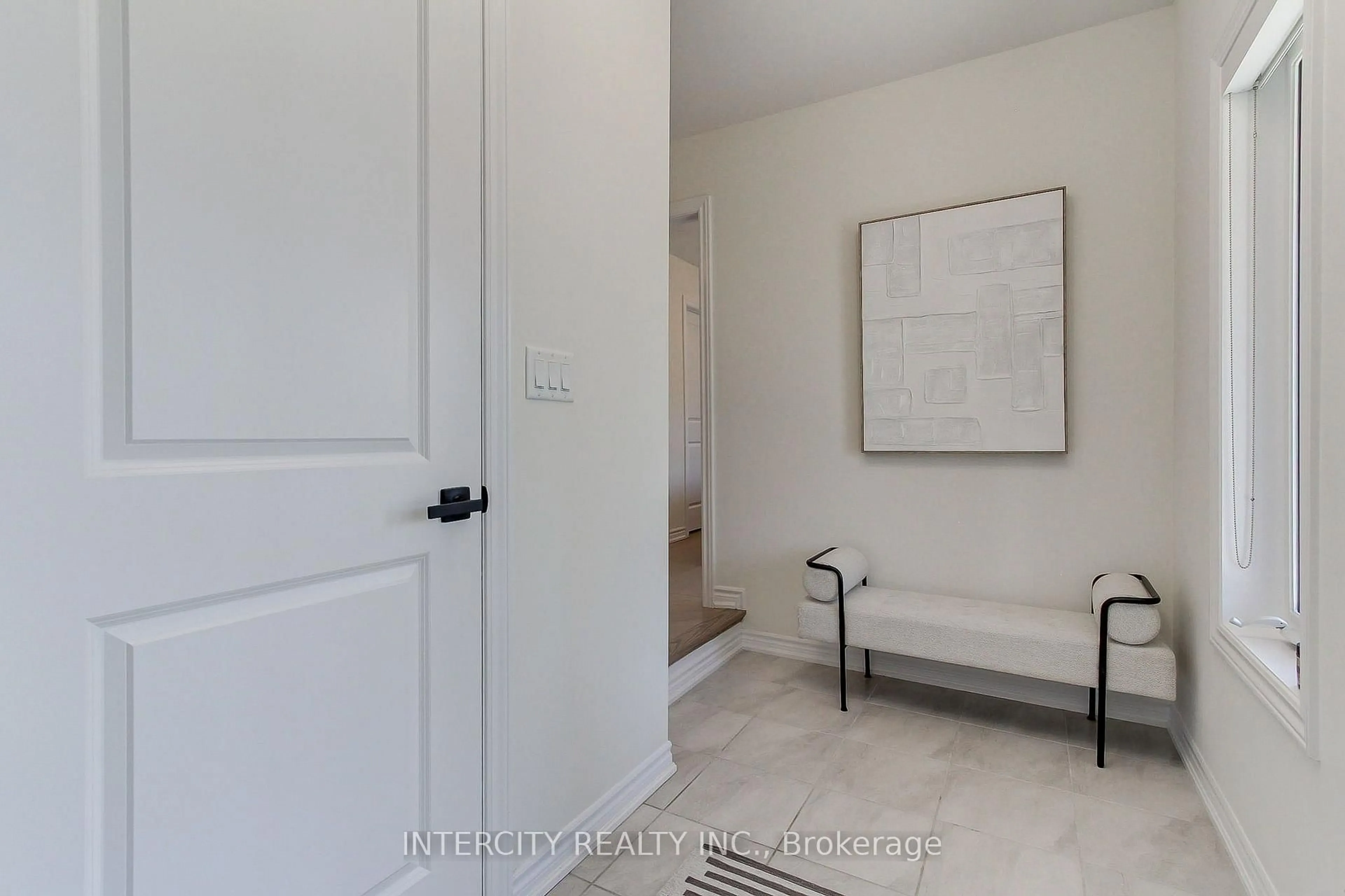 Indoor entryway for 130 Blick Cres, Aurora Ontario L4G 4A9