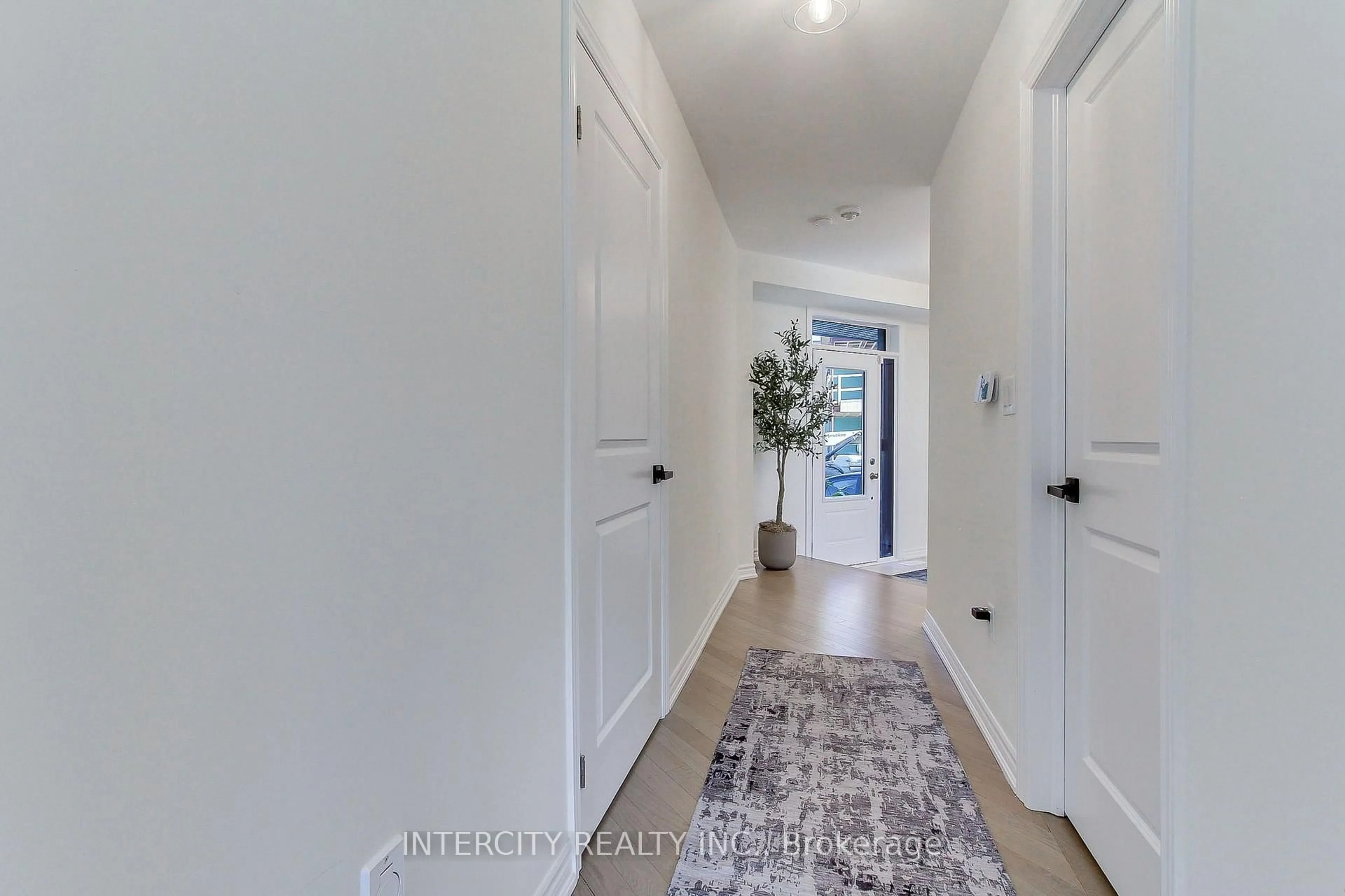 Indoor entryway for 130 Blick Cres, Aurora Ontario L4G 4A9