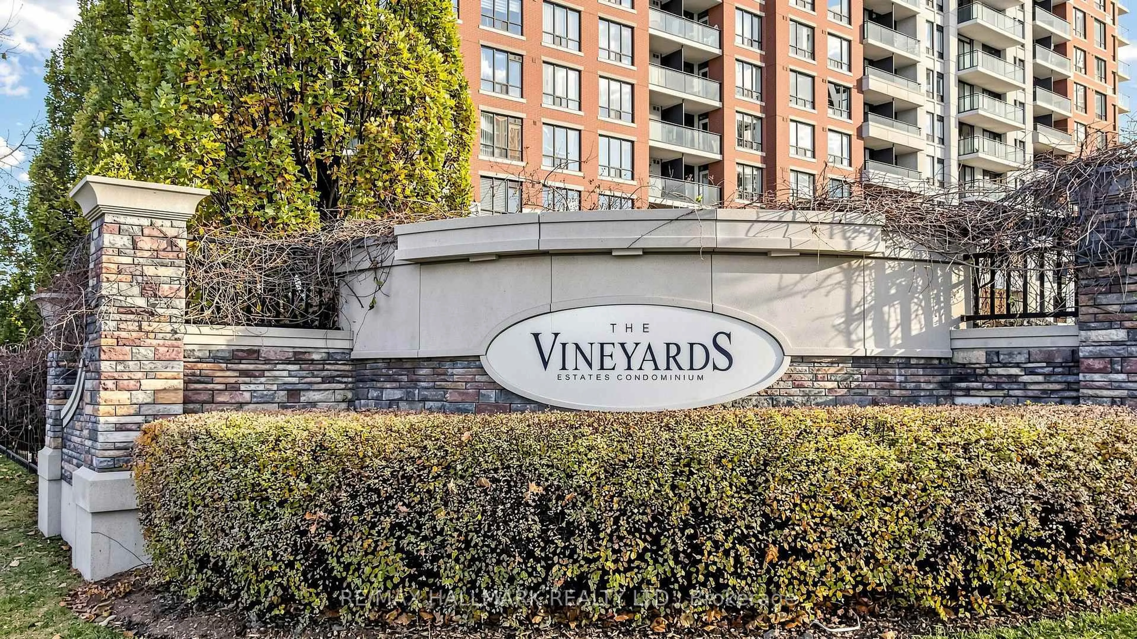 Indoor foyer for 310 Red Maple Rd #712, Richmond Hill Ontario L4C 0T7