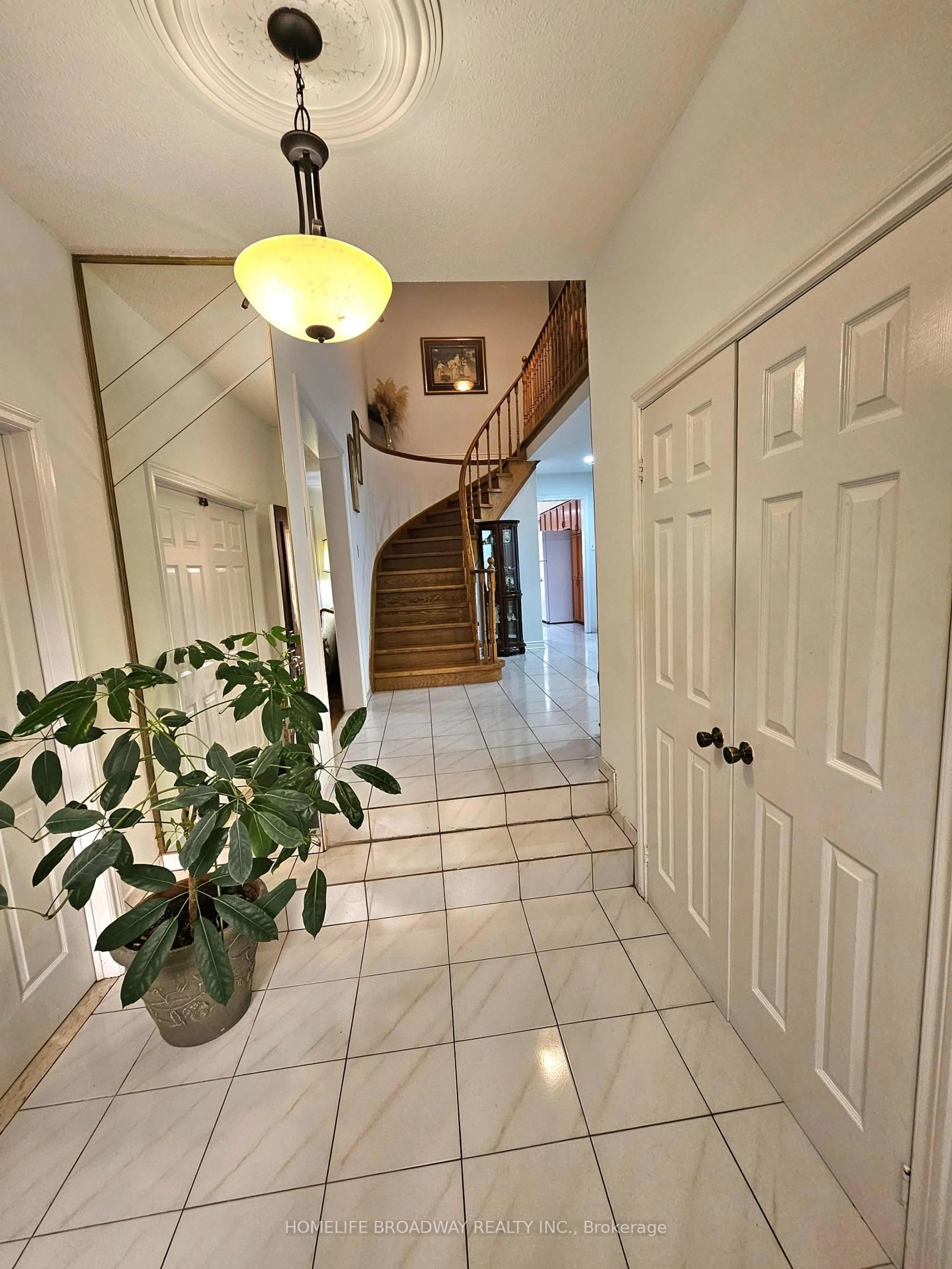 Indoor foyer for 11 Perdue Crt, Markham Ontario L3R 8T2